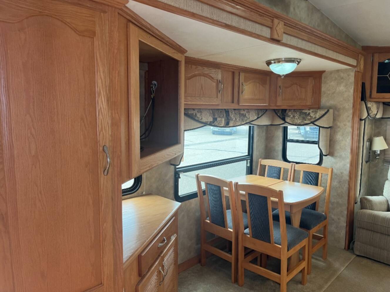 A photo of this 2008 Nuwa HitchHiker II LS 32.5 UKTG