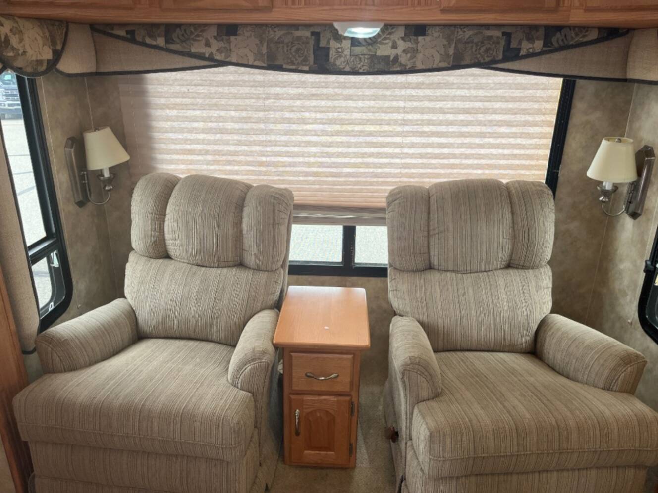 A photo of this 2008 Nuwa HitchHiker II LS 32.5 UKTG