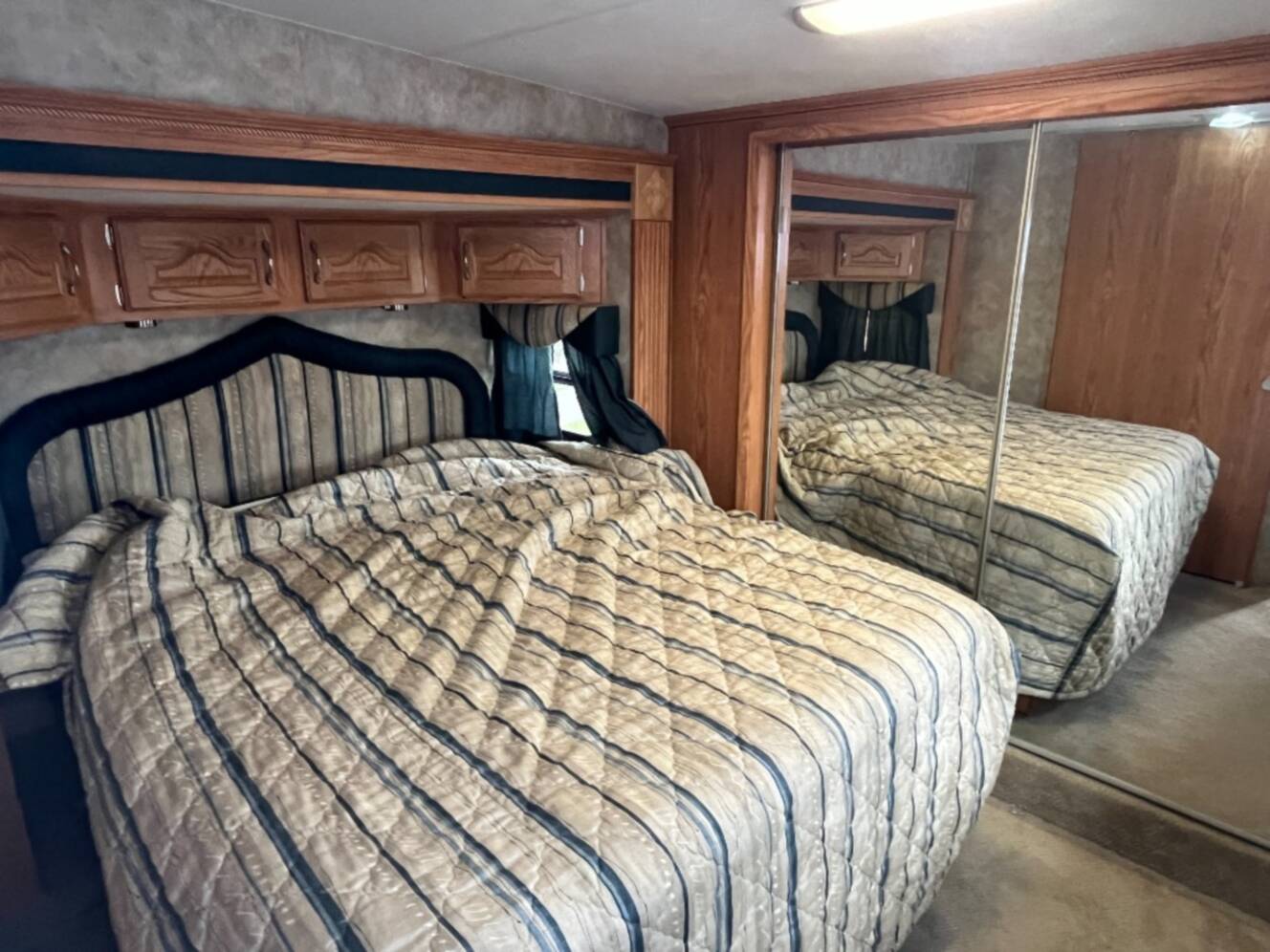 A photo of this 2008 Nuwa HitchHiker II LS 32.5 UKTG