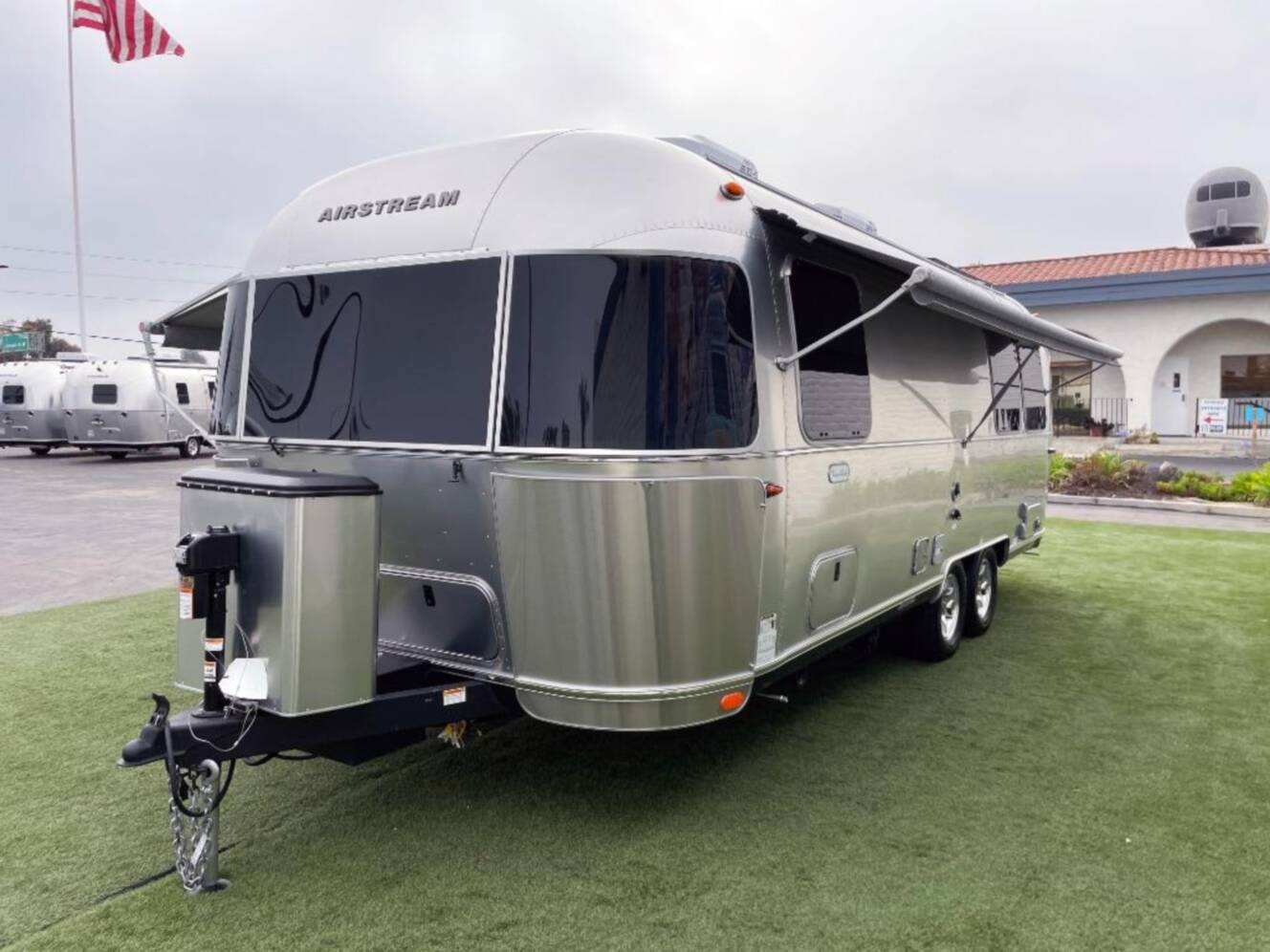 A photo of this 2026 Airstream Flying Cloud 25FBT