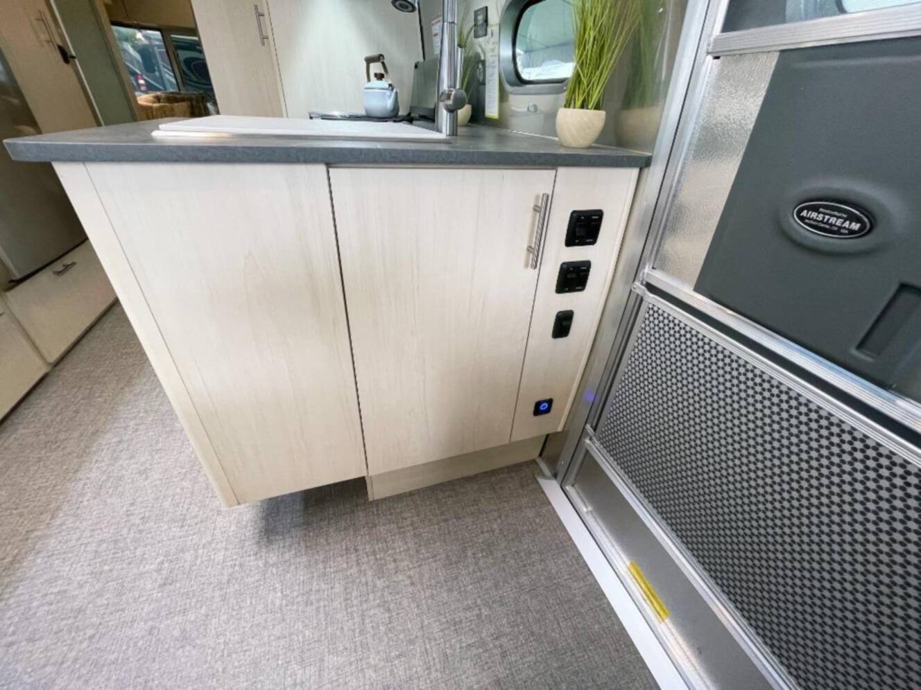 A photo of this 2026 Airstream Flying Cloud 25FBT