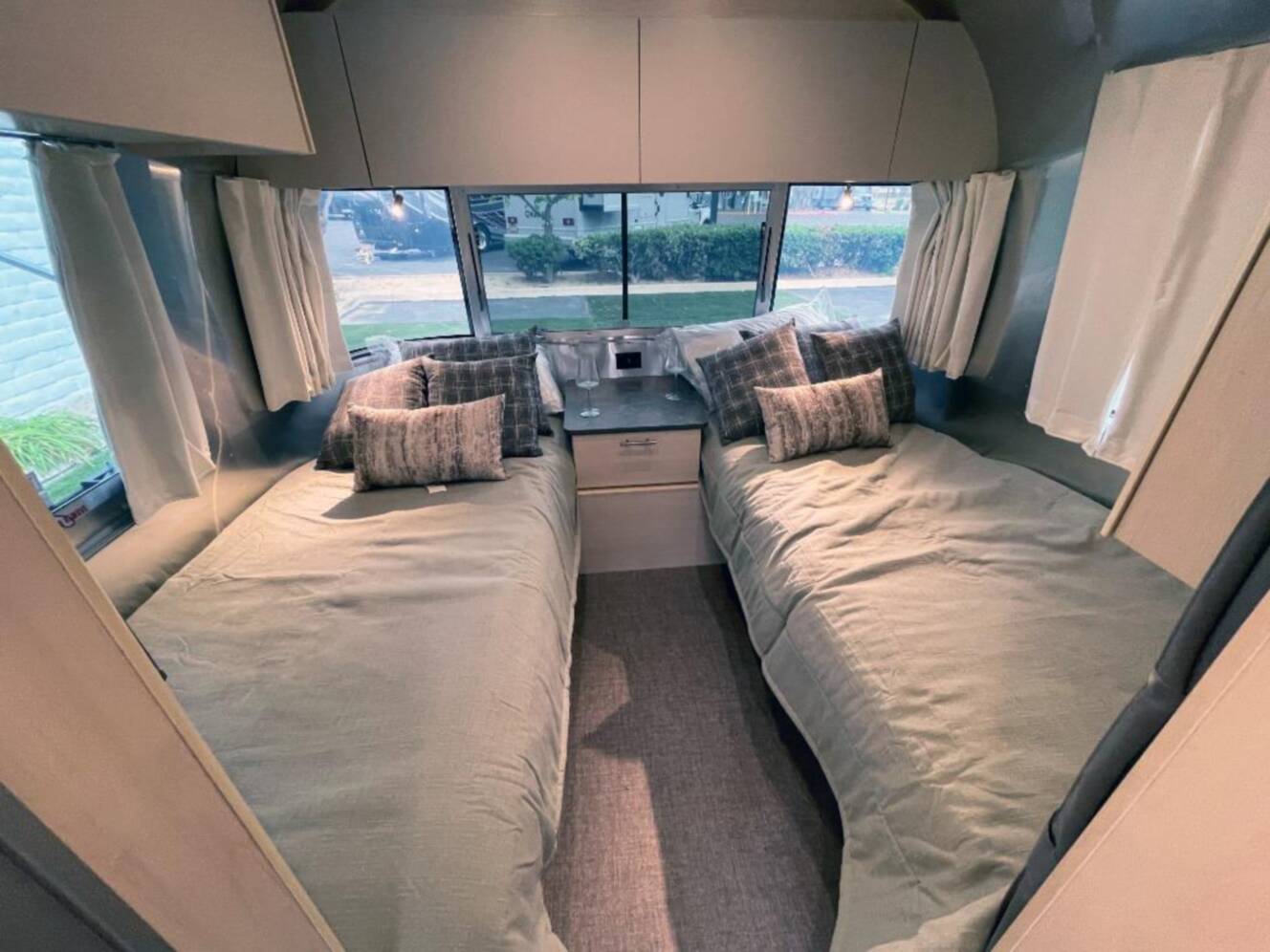 A photo of this 2026 Airstream Flying Cloud 25FBT