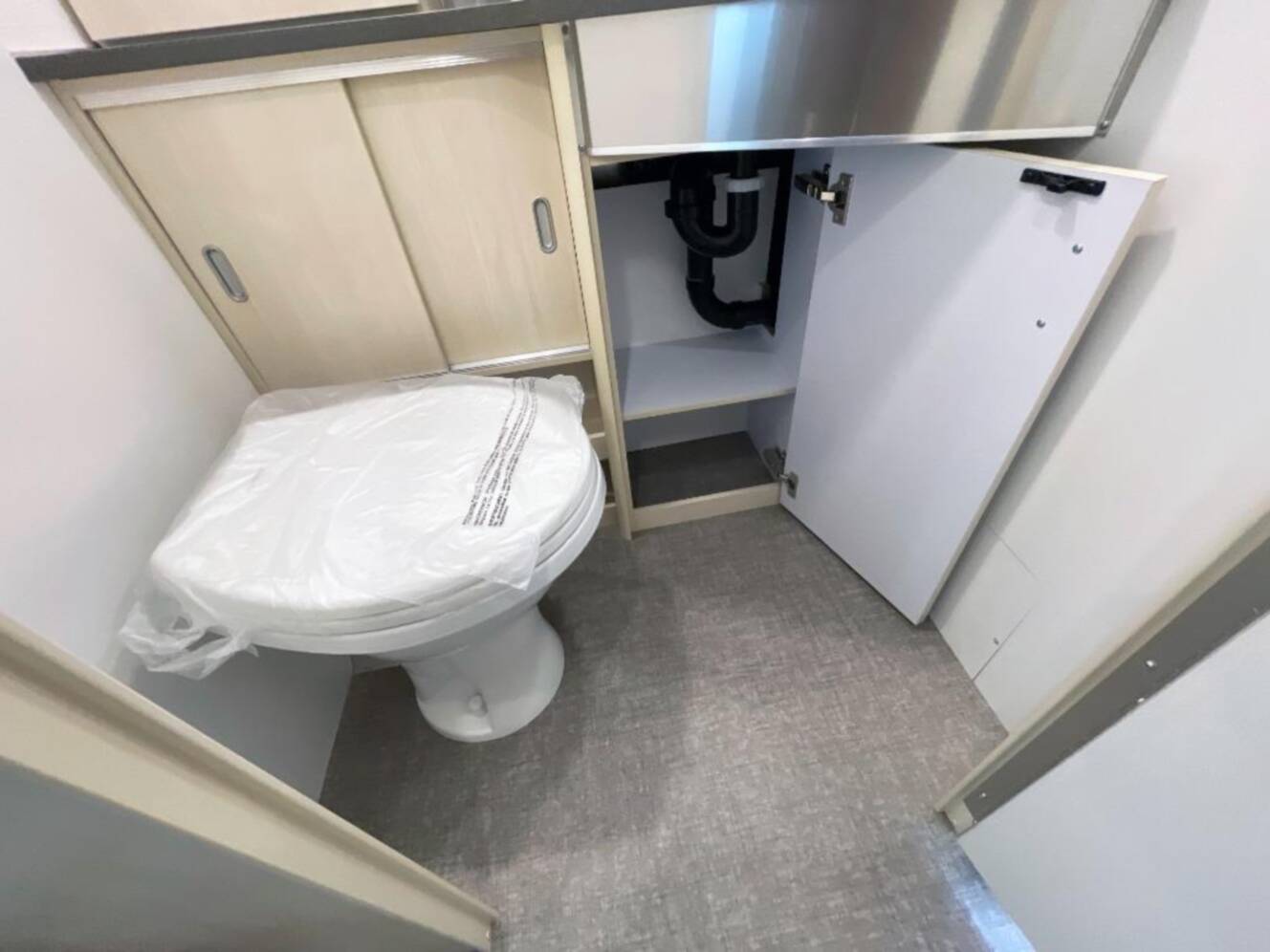 A photo of this 2026 Airstream Flying Cloud 25FBT