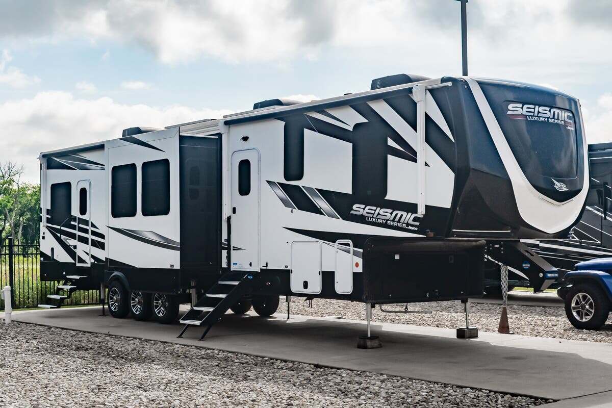 2024 Jayco Seismic Luxury Series 3815 in alvarado TX