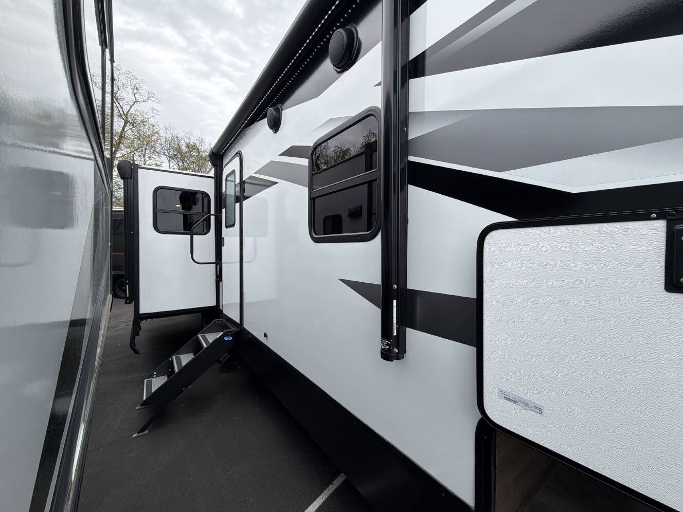 A photo of this 2023 Grand Design IMAGINE 2970RL