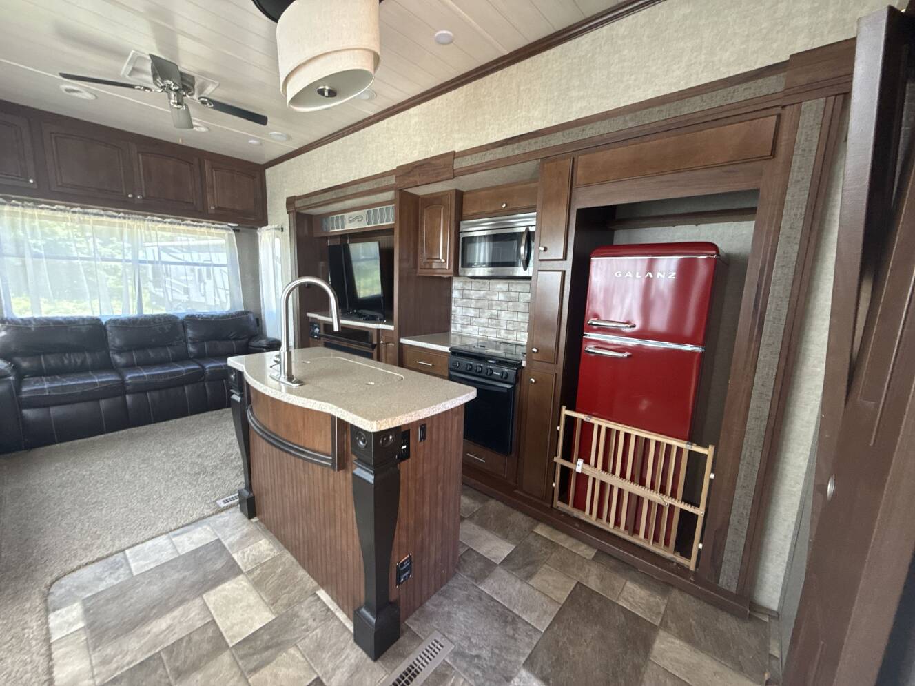 A photo of this 2016 Heartland OAKMONT 390MBL
