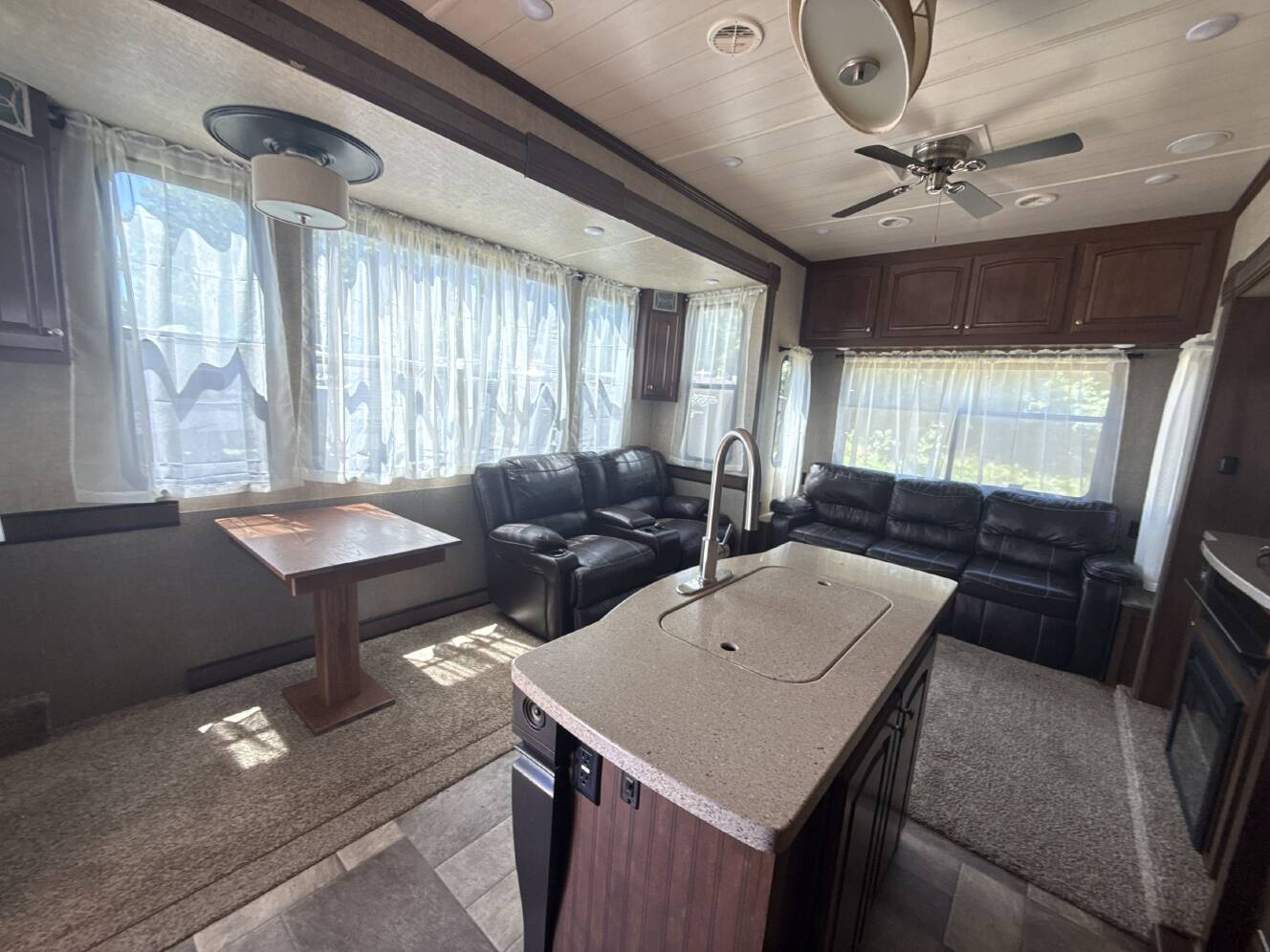 A photo of this 2016 Heartland OAKMONT 390MBL