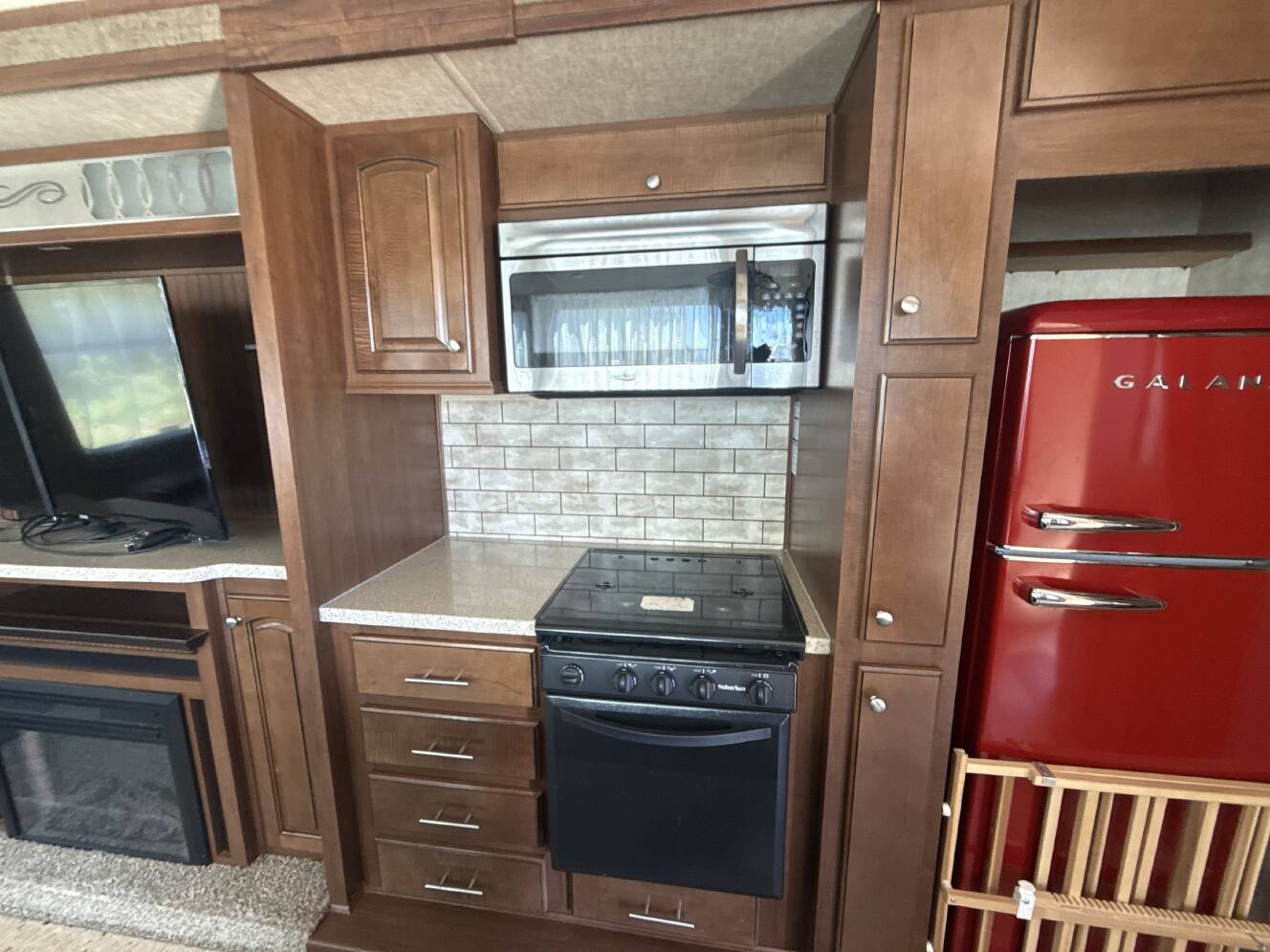 A photo of this 2016 Heartland OAKMONT 390MBL