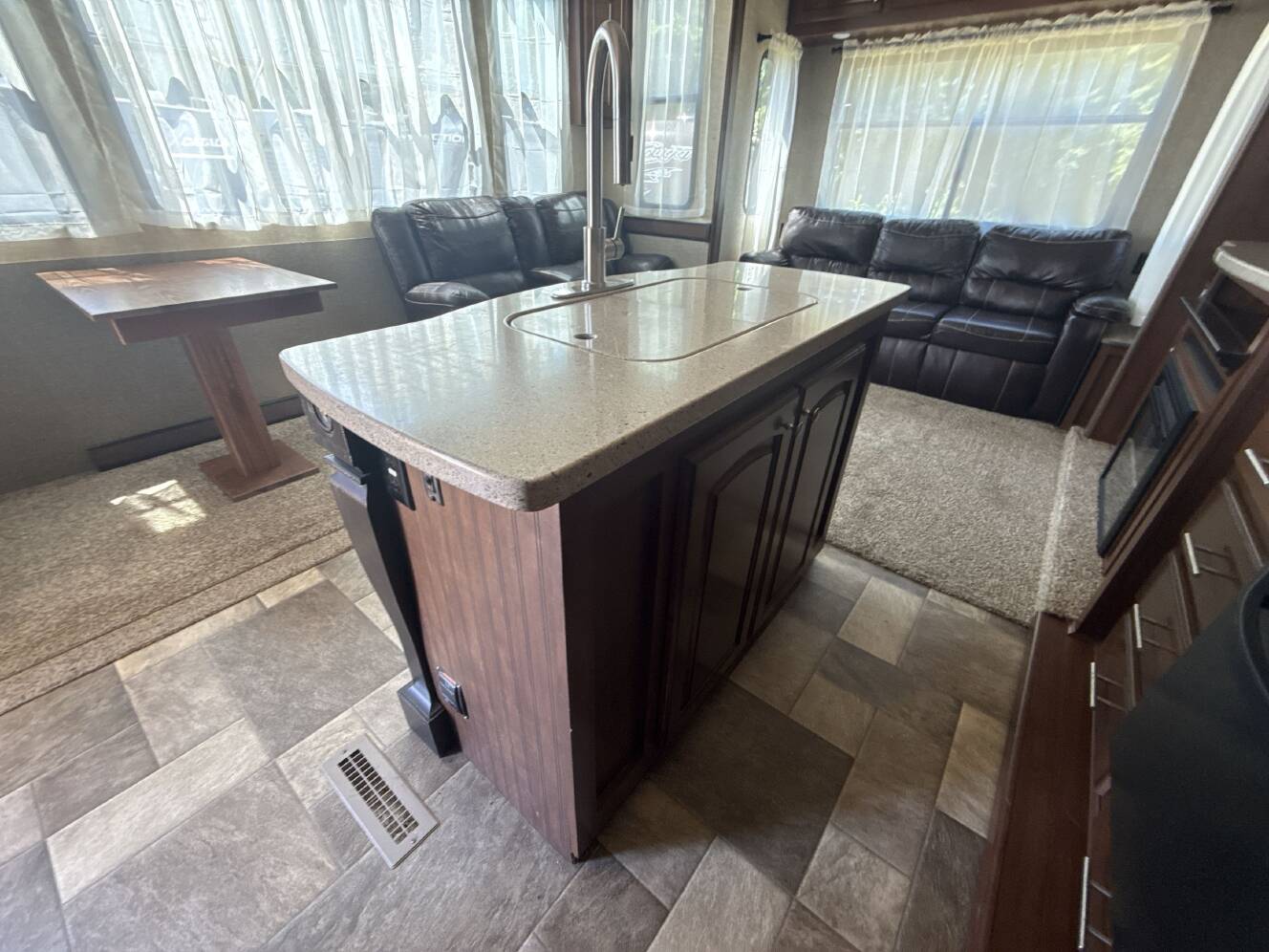A photo of this 2016 Heartland OAKMONT 390MBL