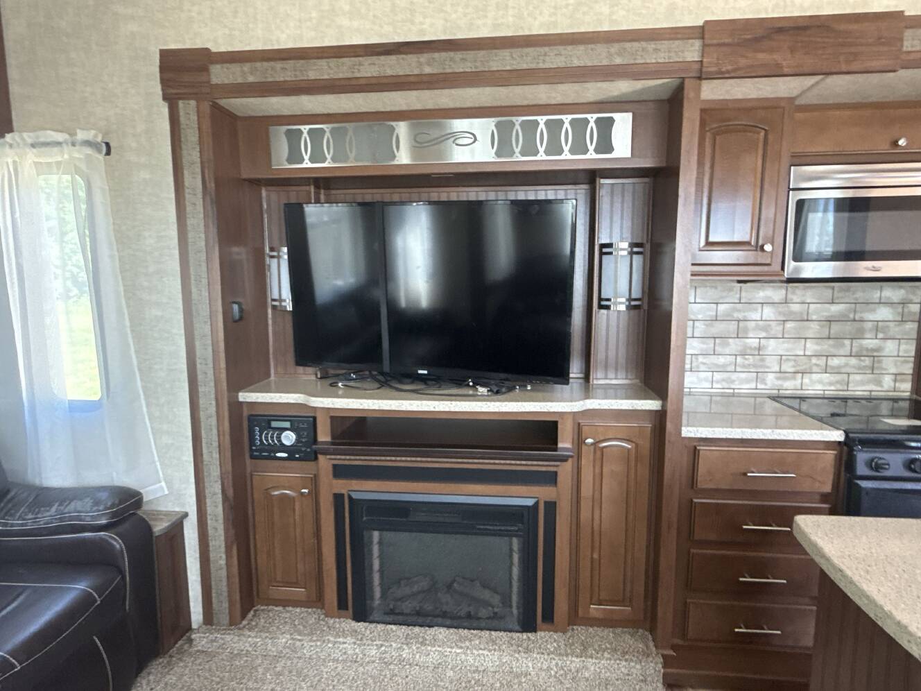 A photo of this 2016 Heartland OAKMONT 390MBL