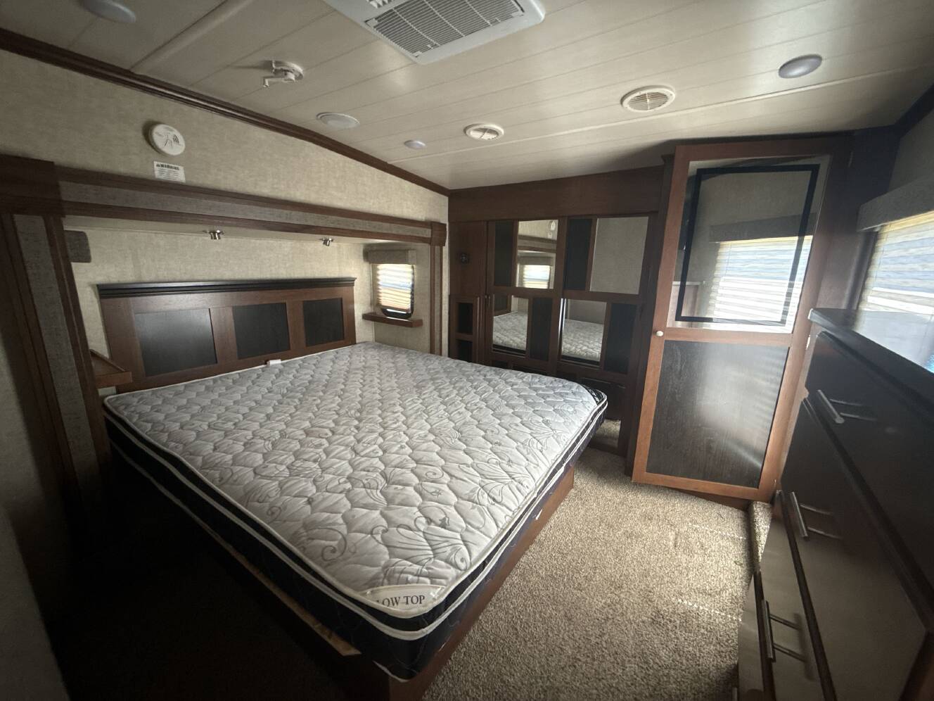 A photo of this 2016 Heartland OAKMONT 390MBL