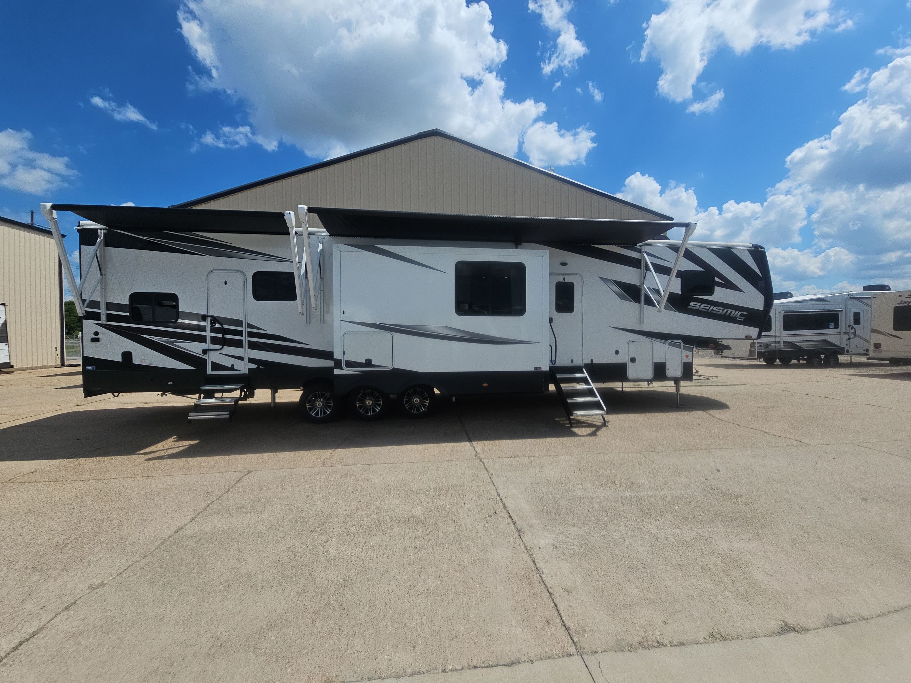 2025 Jayco SEISMIC 399 Fifth Wheel Toy Hauler RV