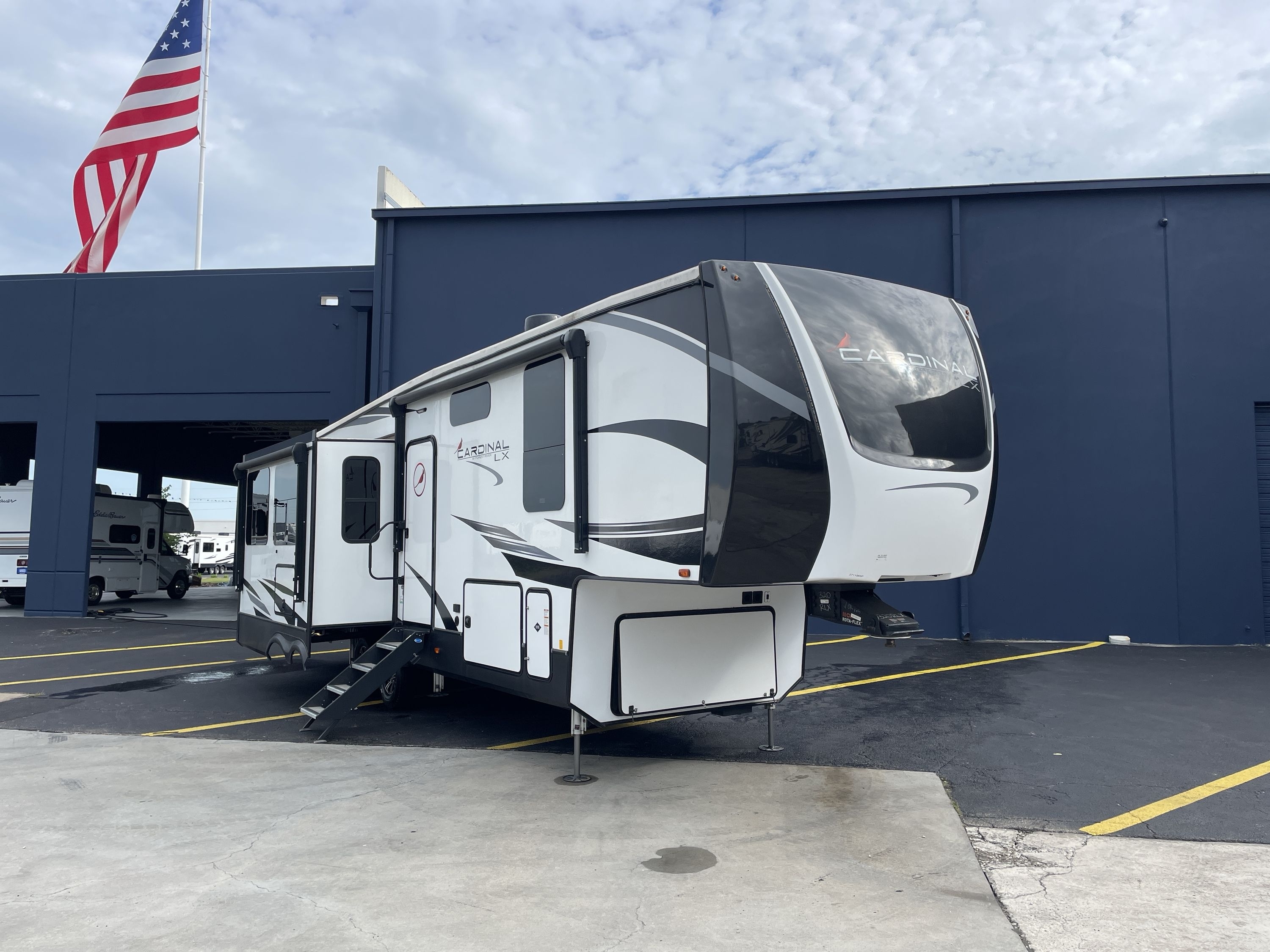 2022 Forest River CARDINAL LUXURY 320RLX in katy TX