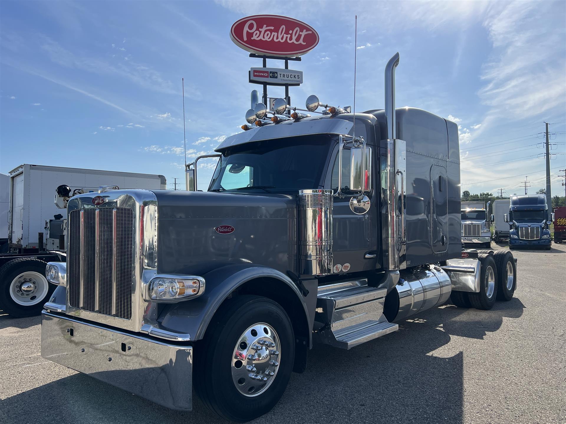 2027 PETERBILT 589 in South Saint Paul, MN