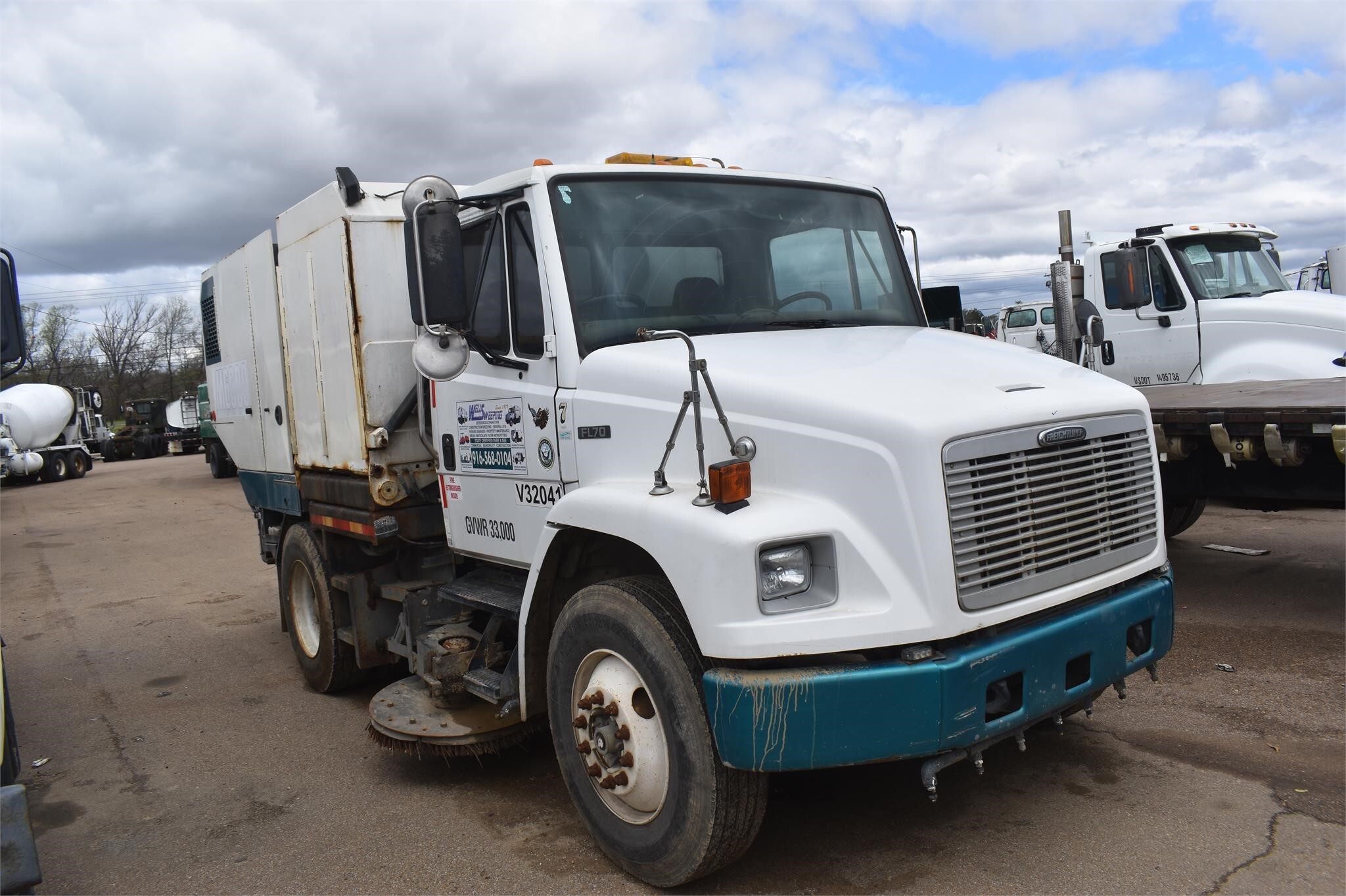 2004 FREIGHTLINER FL70 in Covington, TN