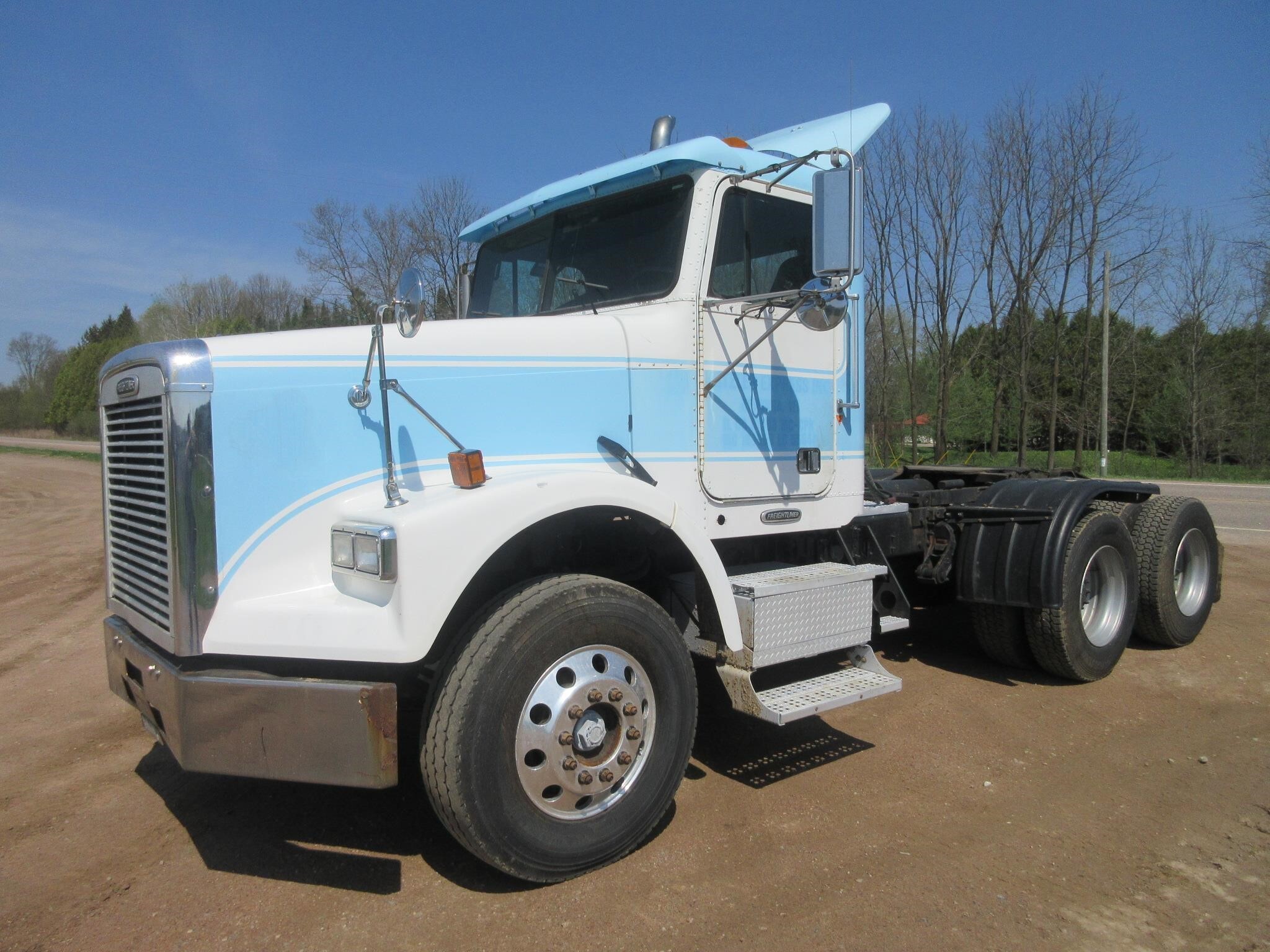 1999 FREIGHTLINER FLD120 in Wittenberg, WI