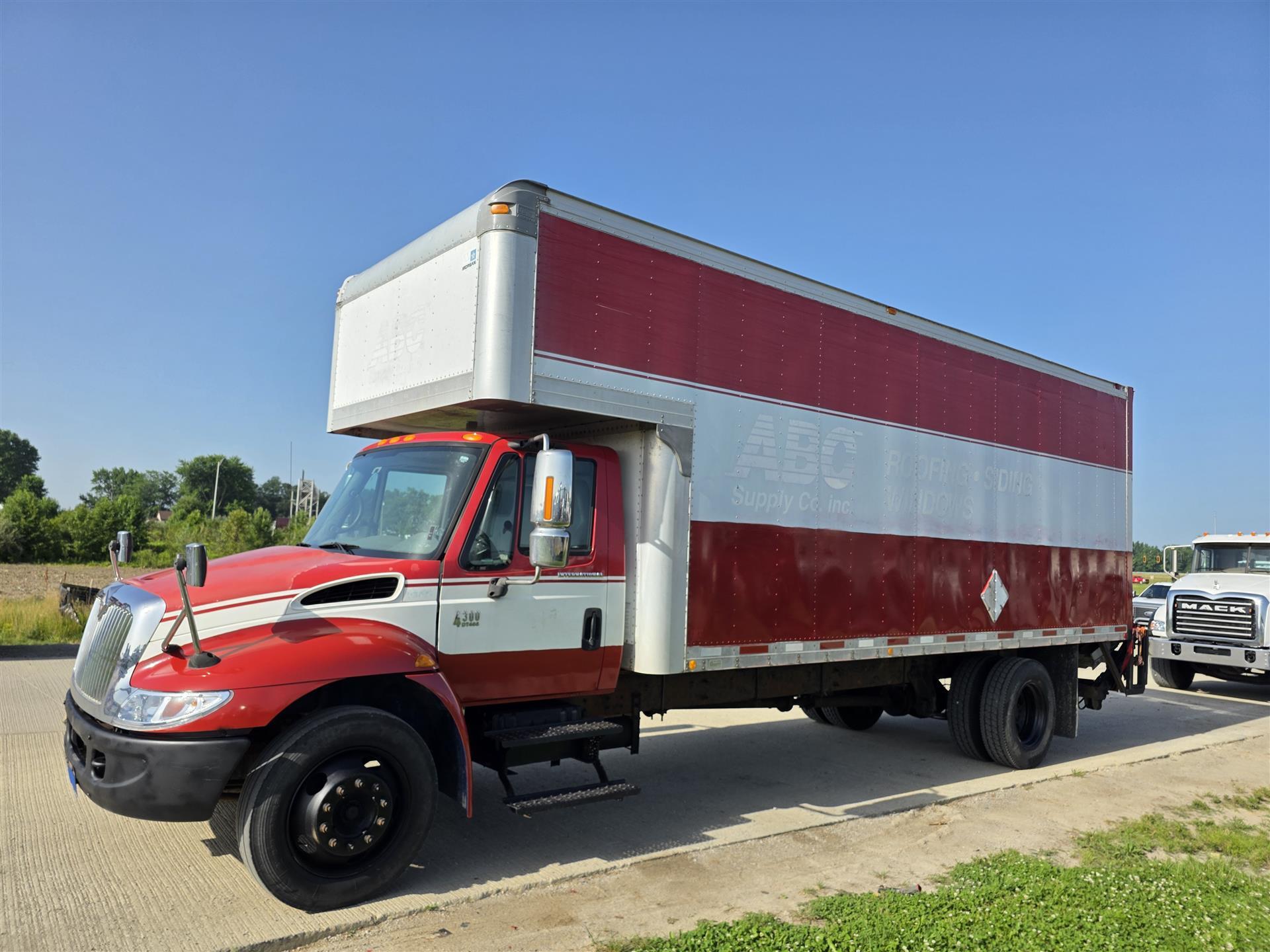 2006 INTERNATIONAL 4300 in New Haven, IN