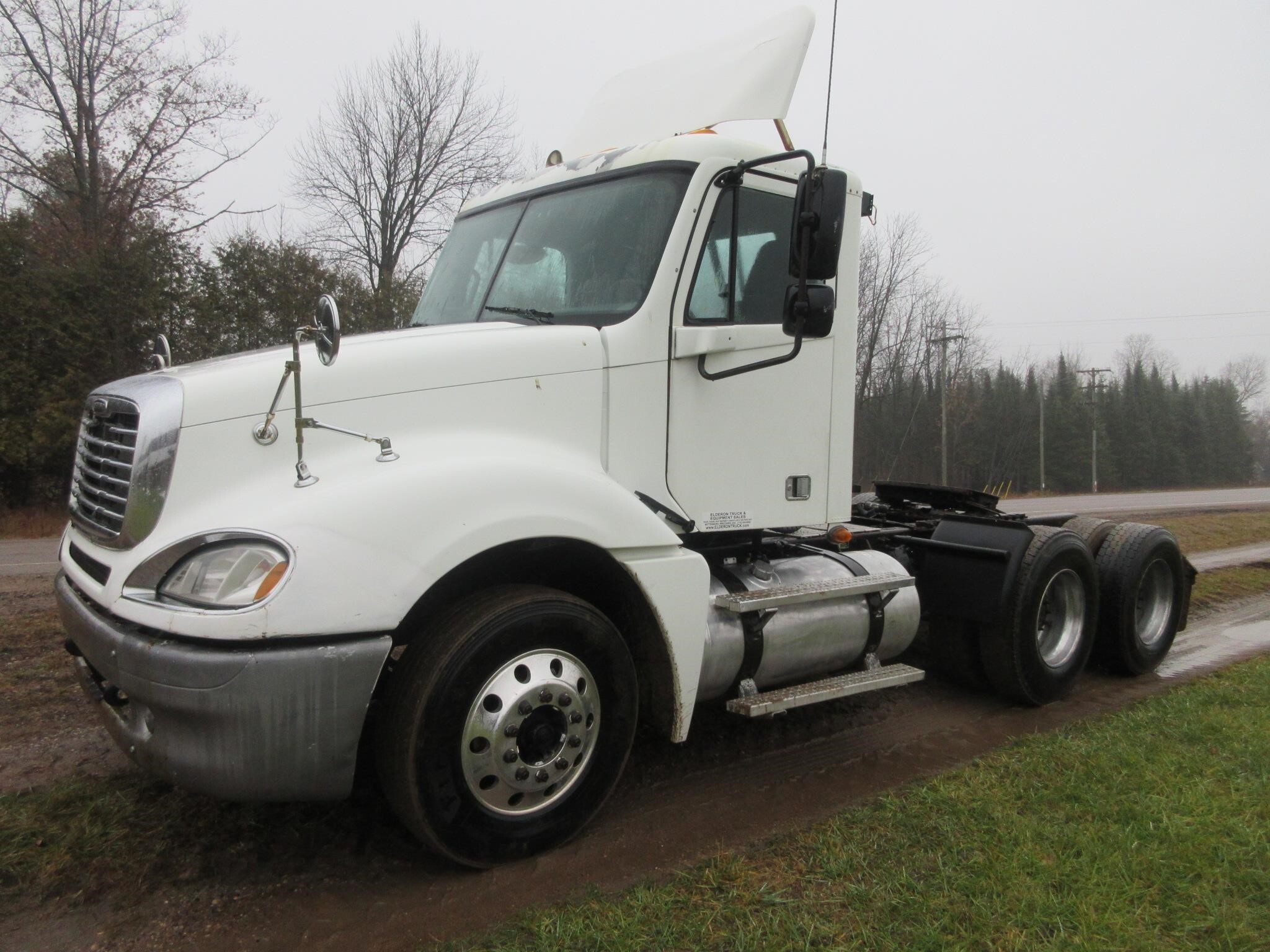 2006 FREIGHTLINER COLUMBIA 120 in Wittenberg, WI