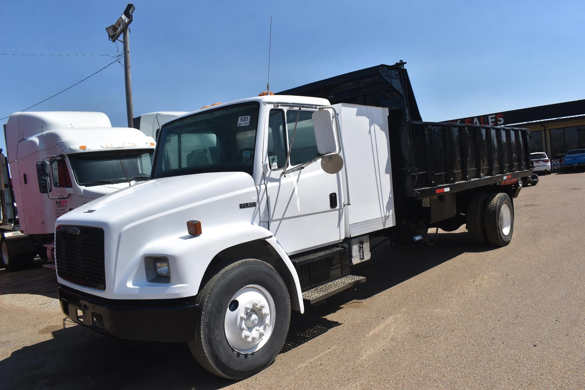 1998 FREIGHTLINER FL70 in Covington, TN