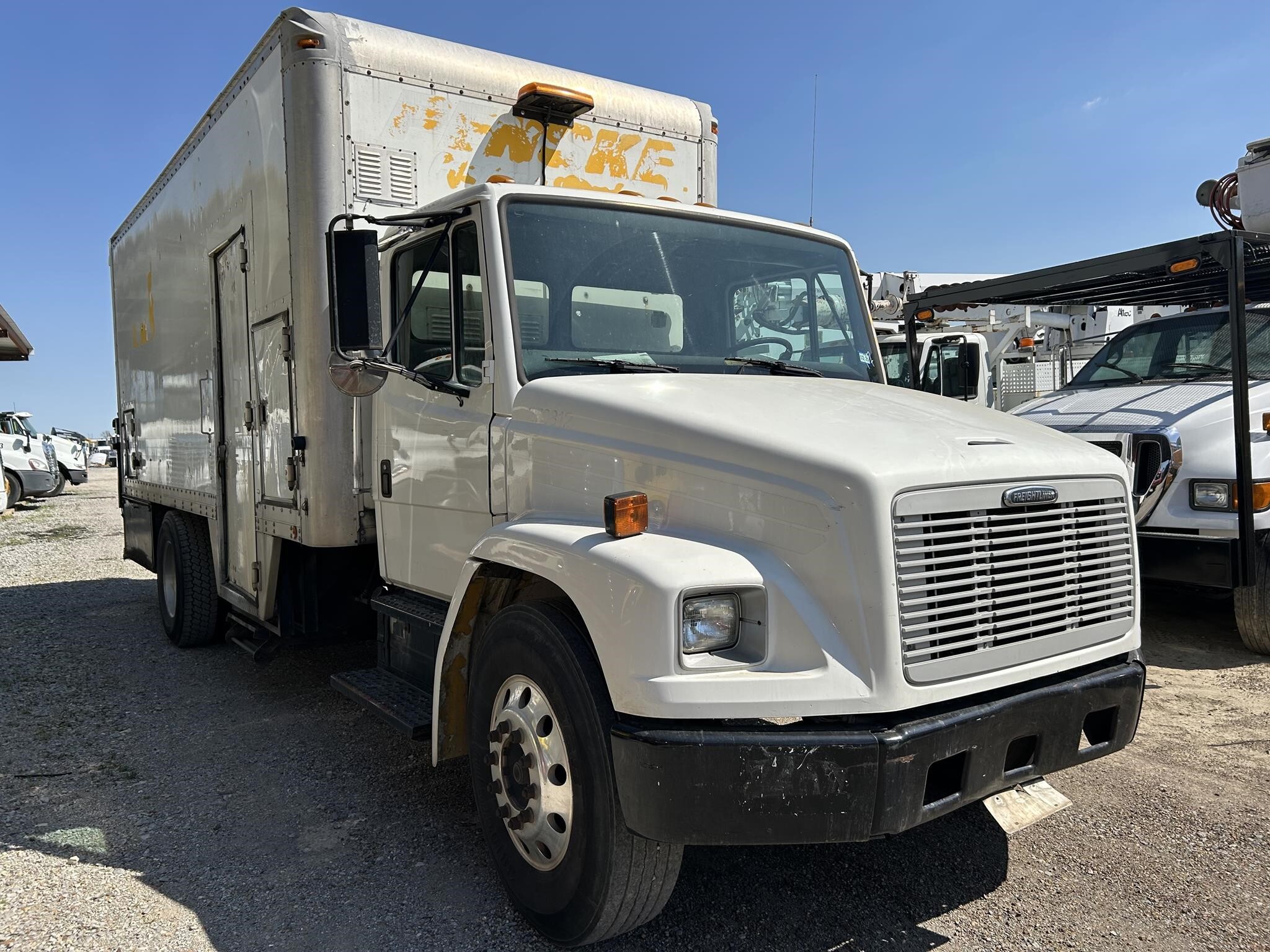 2001 FREIGHTLINER FL70 in Covington, TN