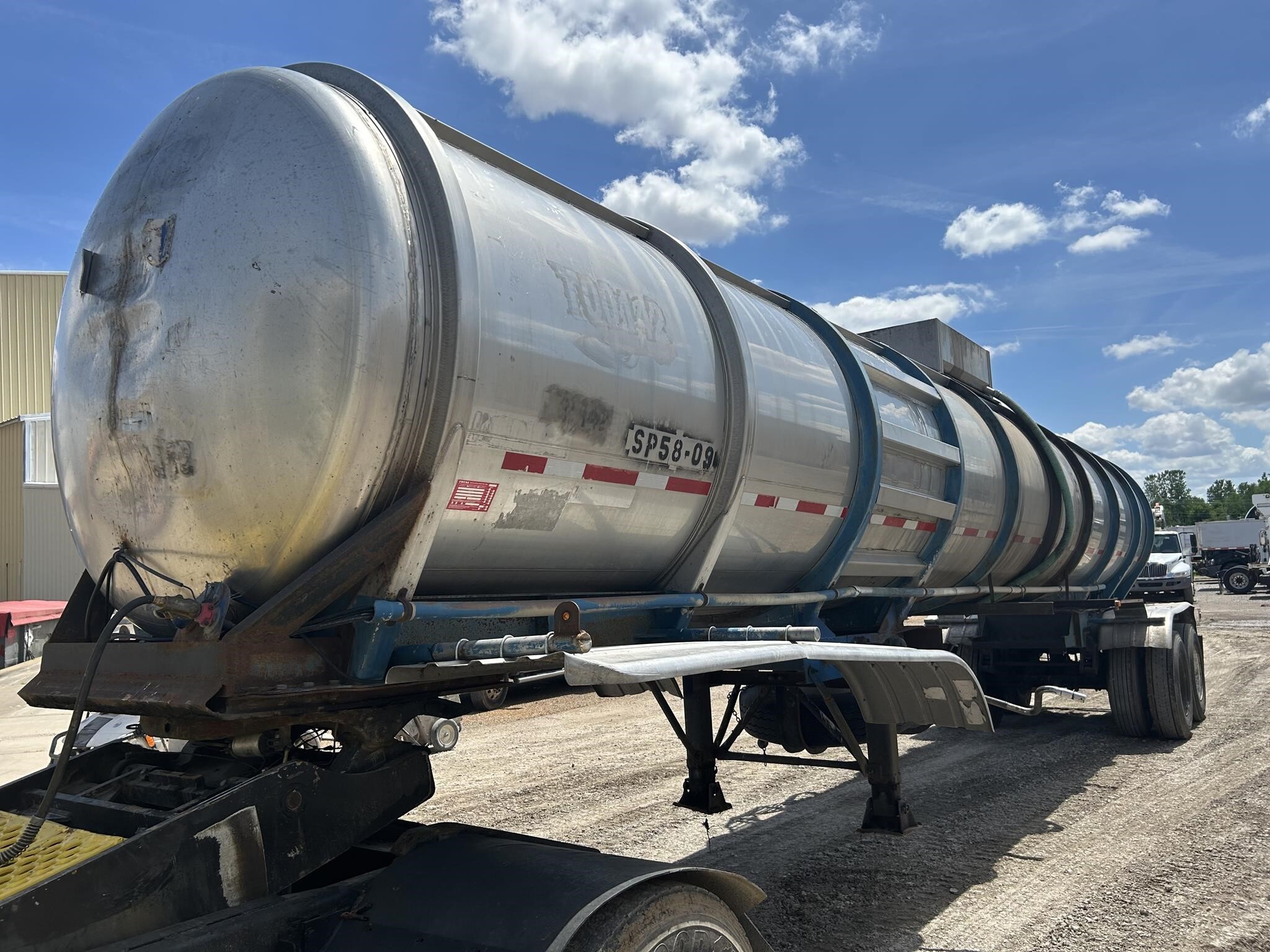 1973 FRUEHAUF TANK TRAILER in Covington, TN
