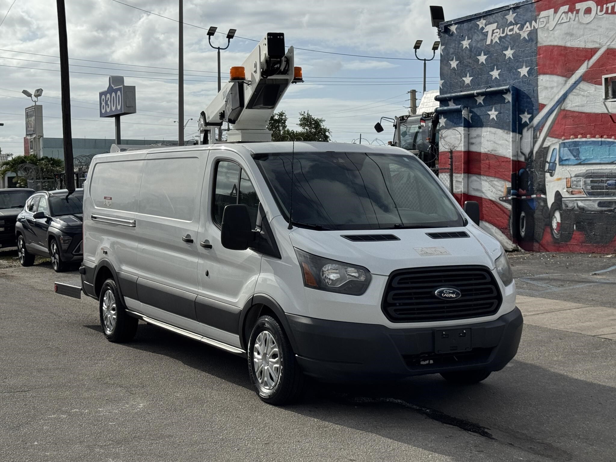 2017 VERSALIFT VAN TEL29E01 in Miami, FL