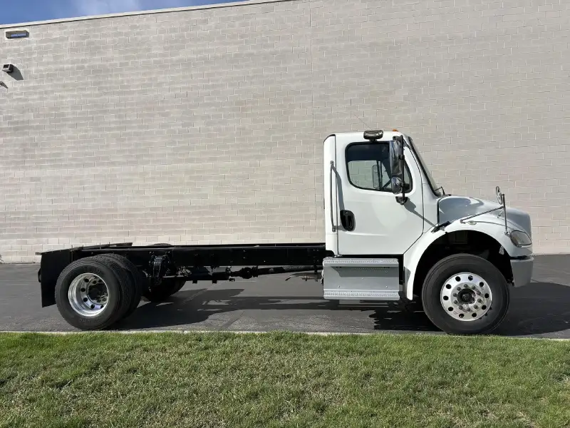 2015 FREIGHTLINER BUSINESS CLASS M2 106