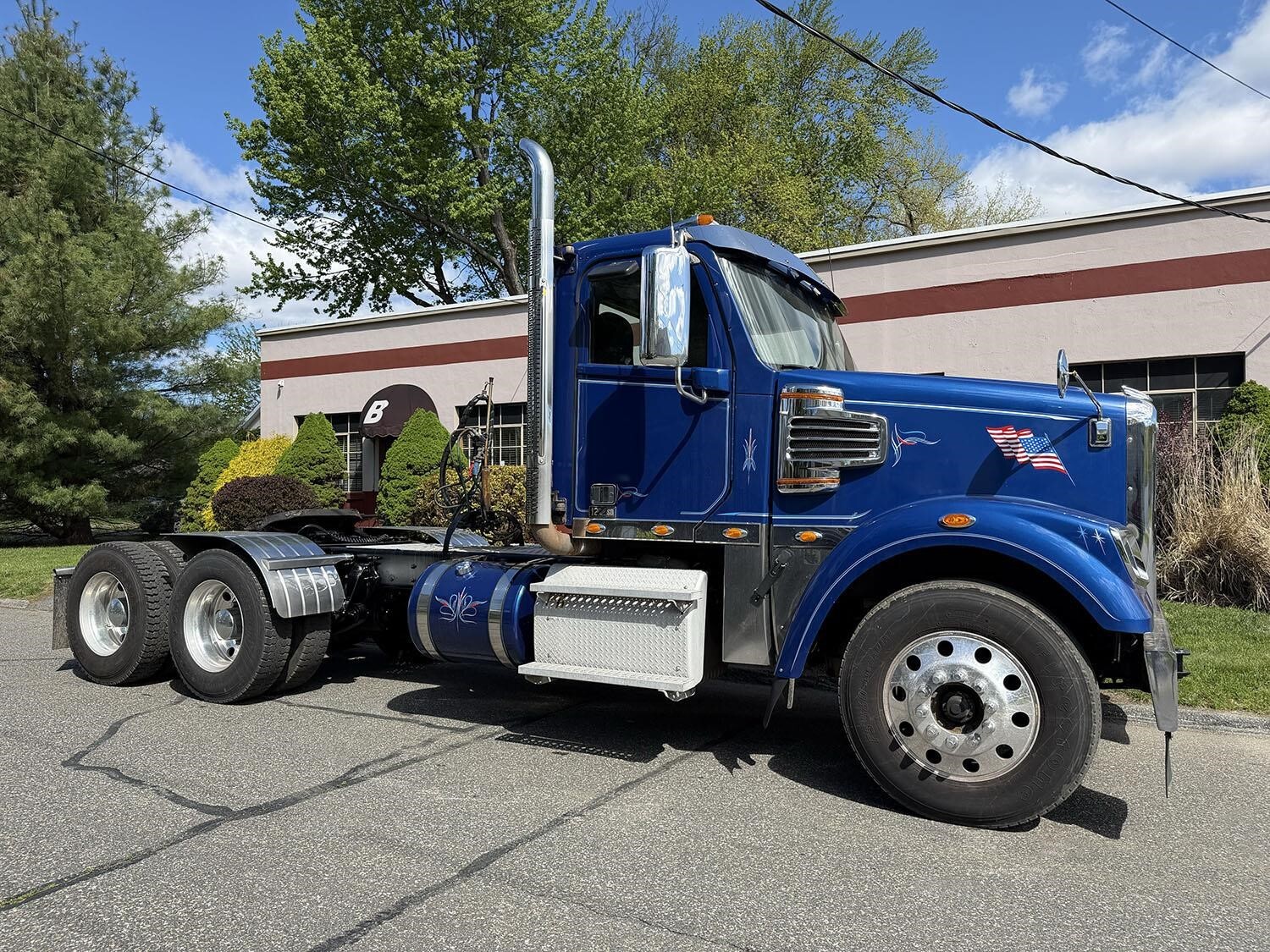 2018 FREIGHTLINER 122 SD in Chicopee, MA