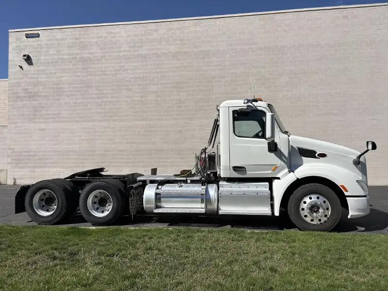 2017 PETERBILT 579
