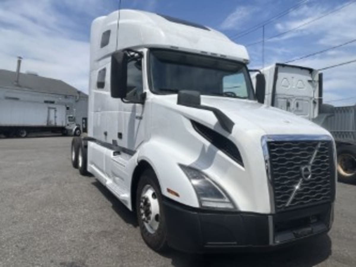 2020 VOLVO VNL64T-760 in Moonachie, NJ