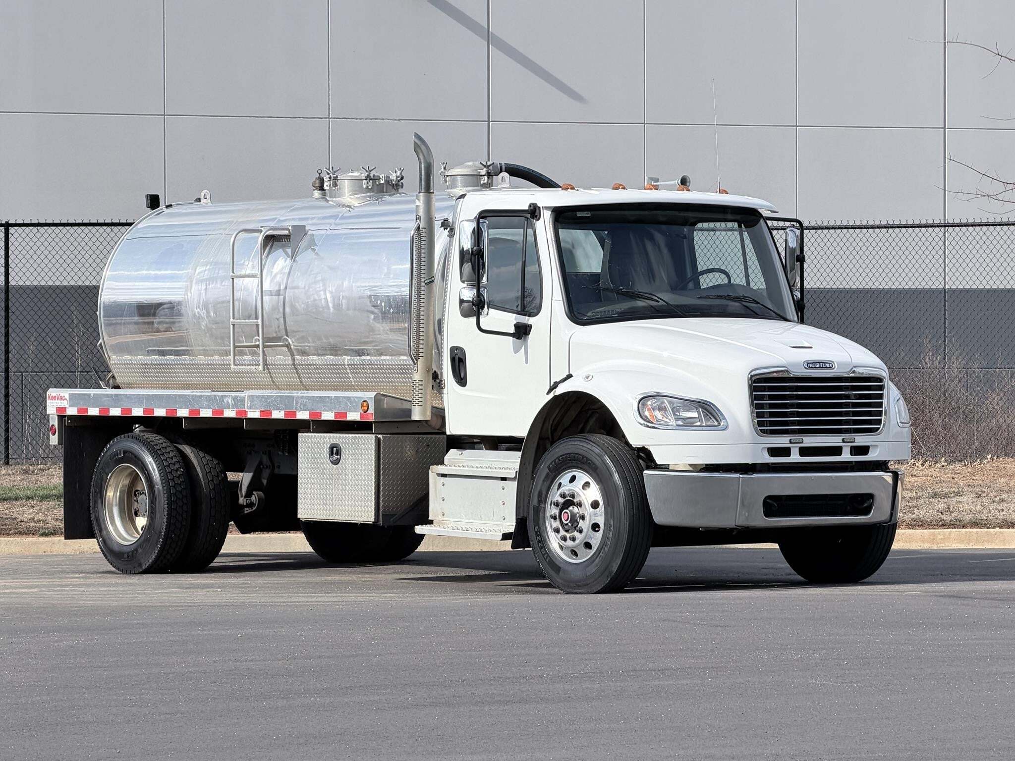 2024 FREIGHTLINER BUSINESS CLASS M2 106 in Cartersville, GA