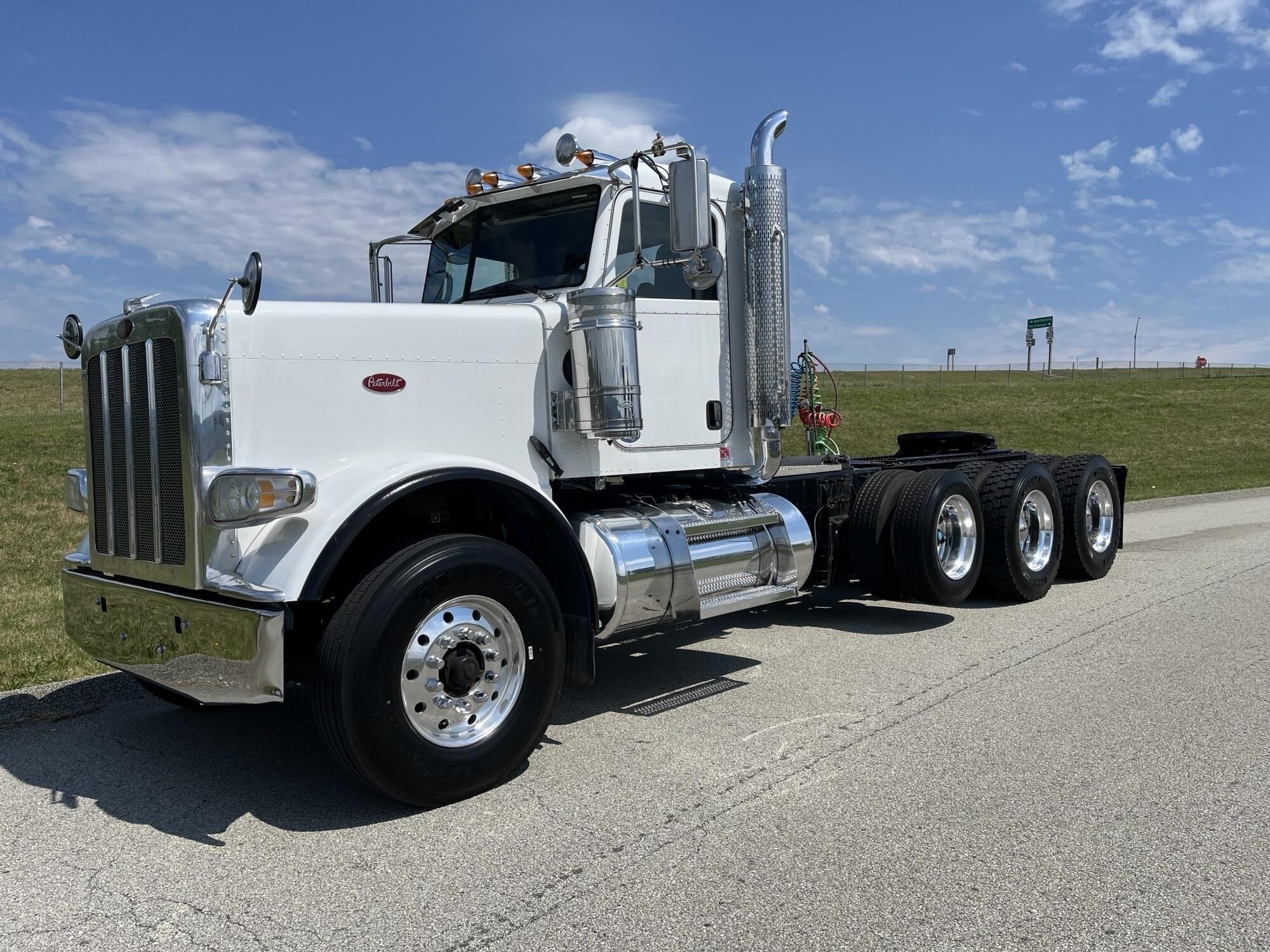 2019 PETERBILT 389 in Smithfield, PA