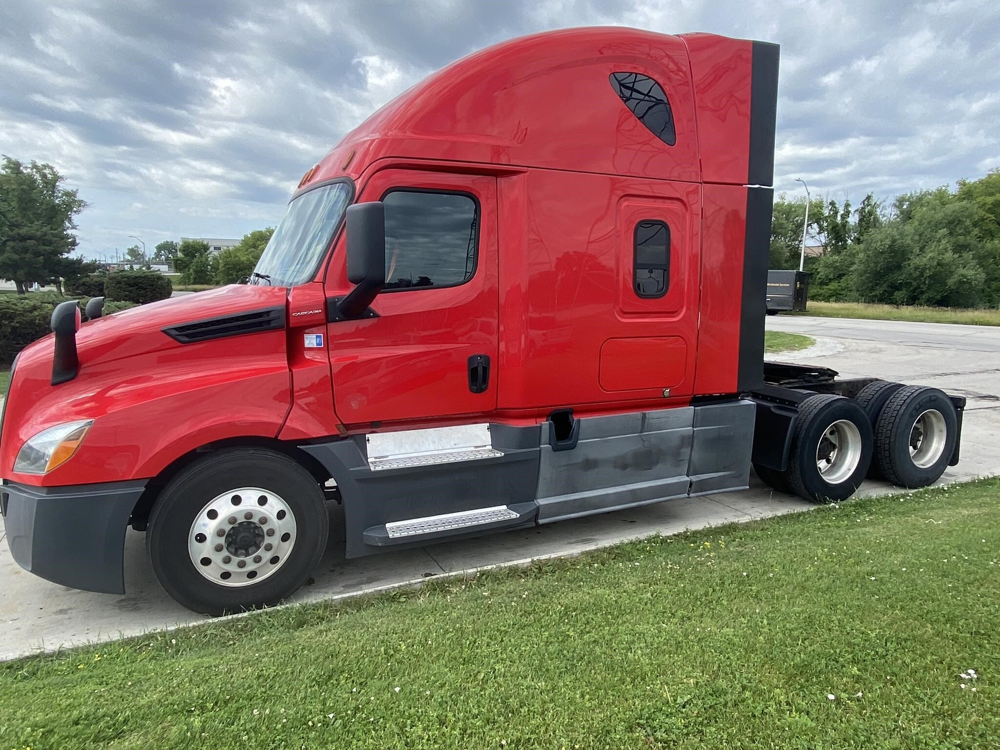 2019 FREIGHTLINER CASCADIA 126 in Oak Creek, WI