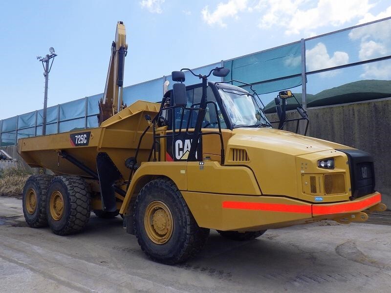 2015 CATERPILLAR 725C in Milford, MA