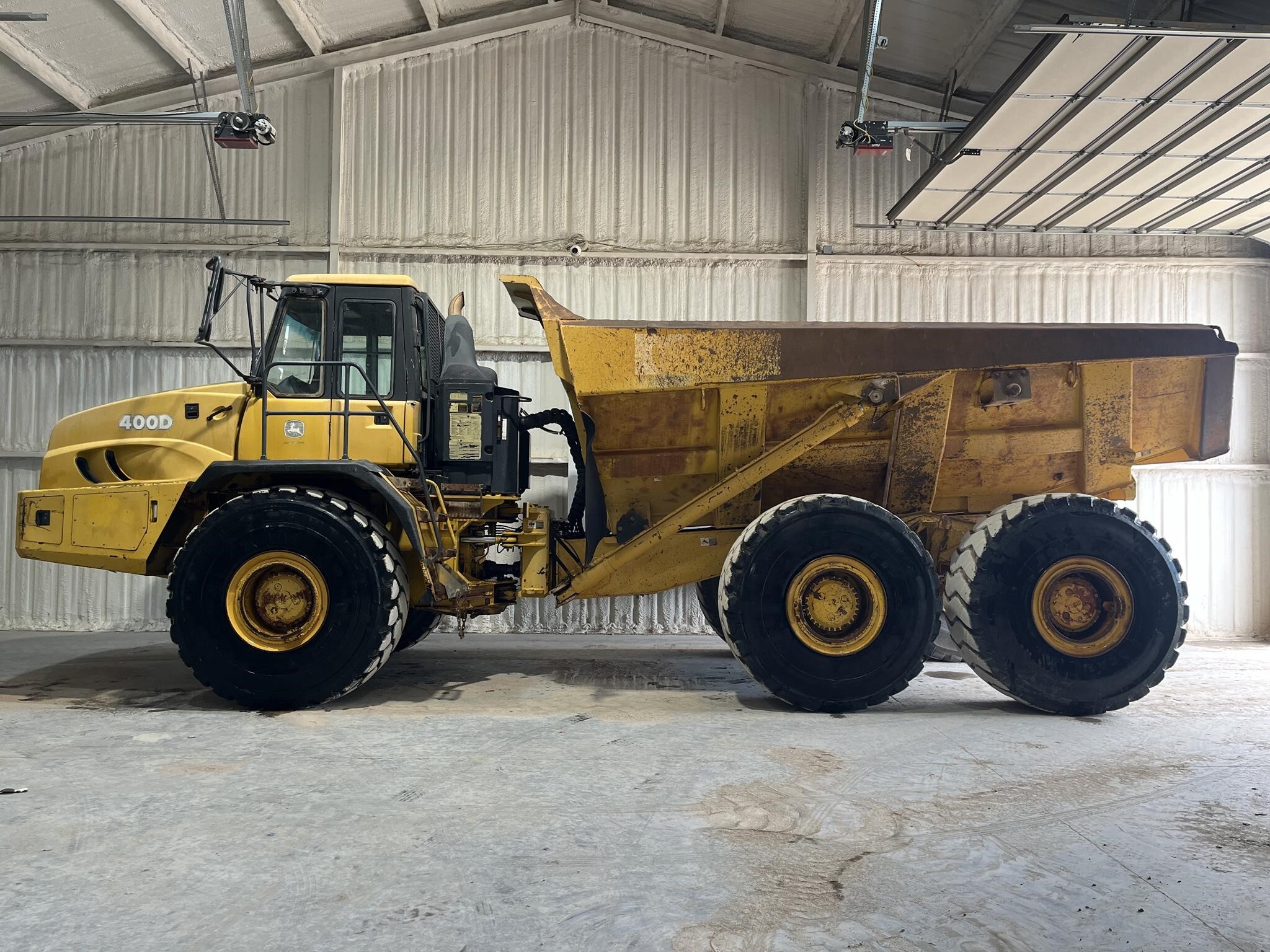2004 DEERE 400D in Van Alstyne, TX