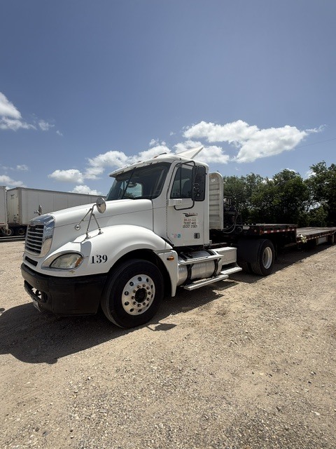 2005 FREIGHTLINER COLUMBIA in Addison, TX