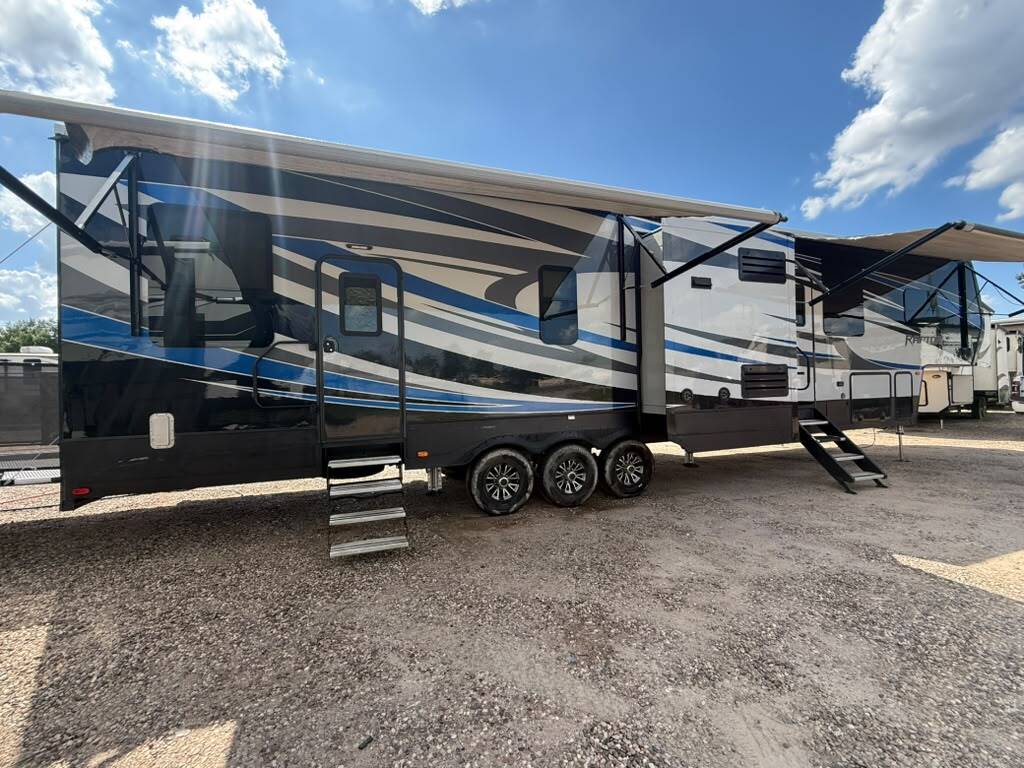2018 Keystone RAPTOR 426 in porter TX