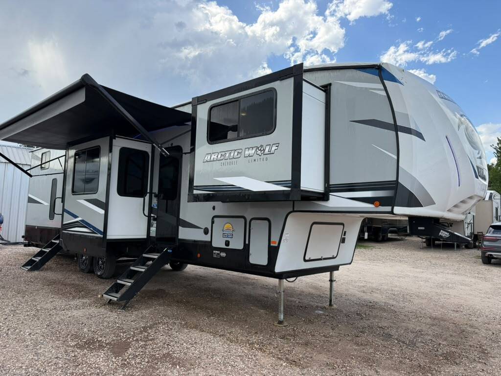 2022 Forest River CHEROKEE ARCTIC WOLF 3990 SUITE RV