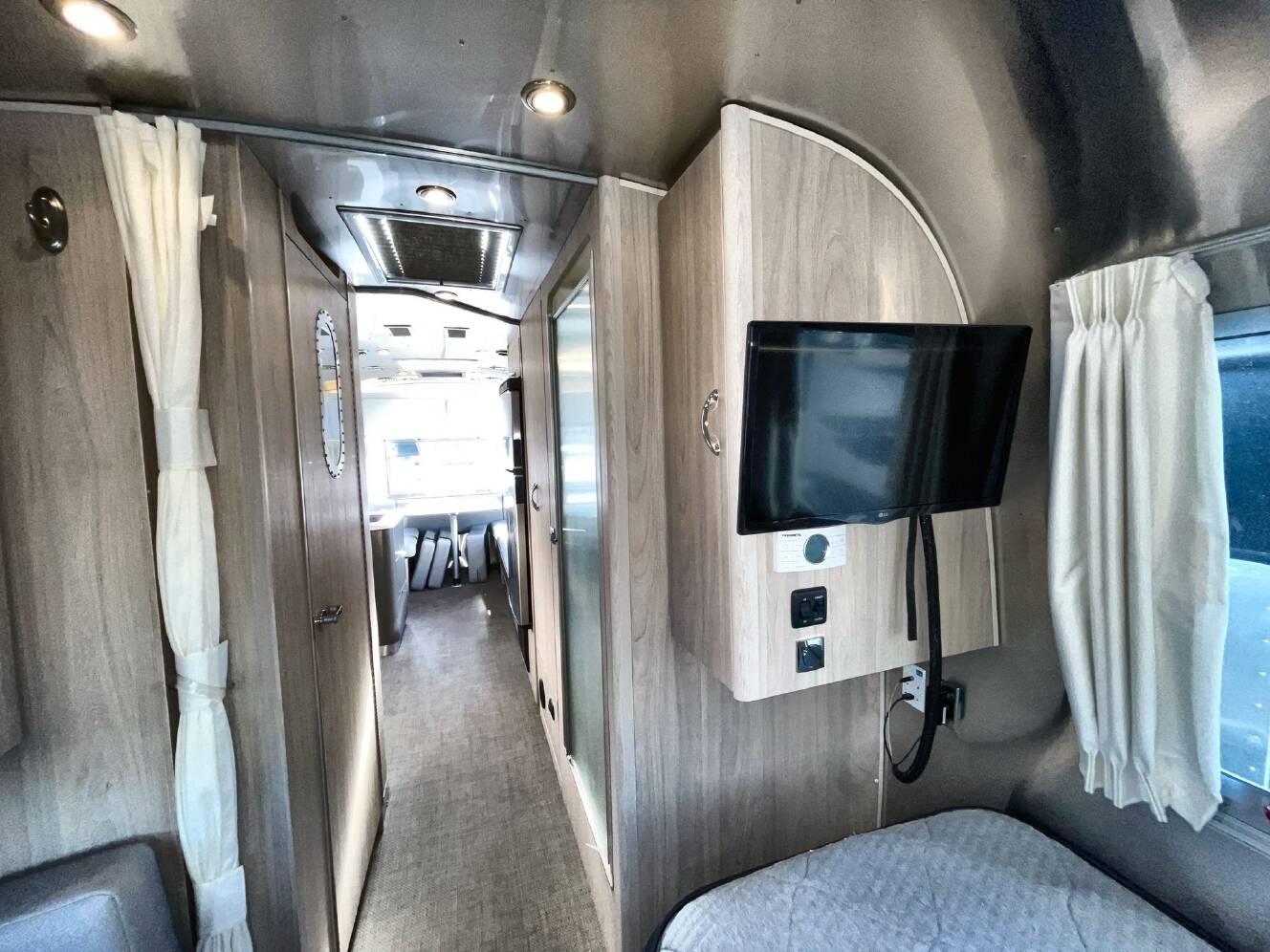 A photo of this 2021 Airstream Globetrotter 27FBT
