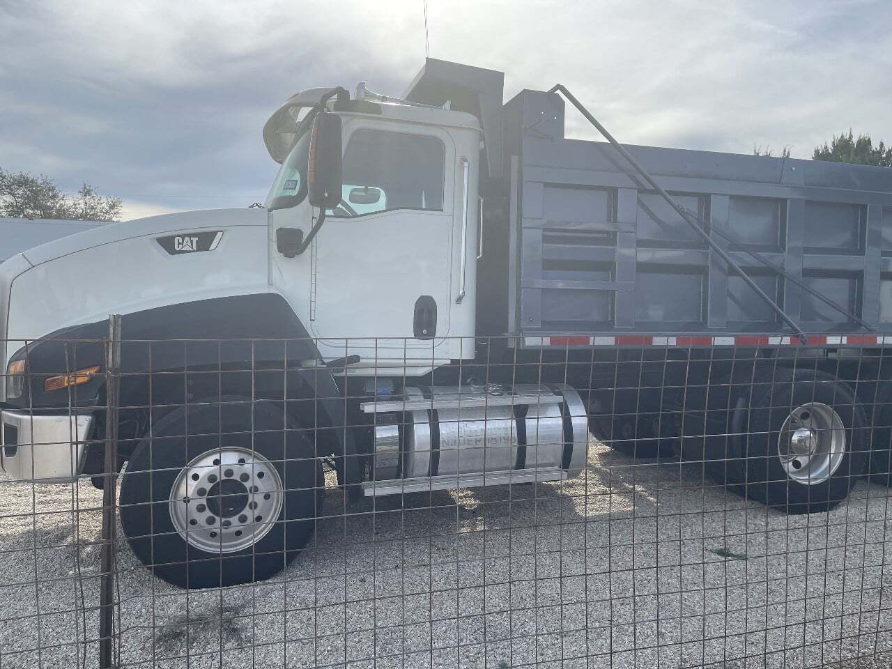 2015 CAT CT660S 14' in Austin, TX
