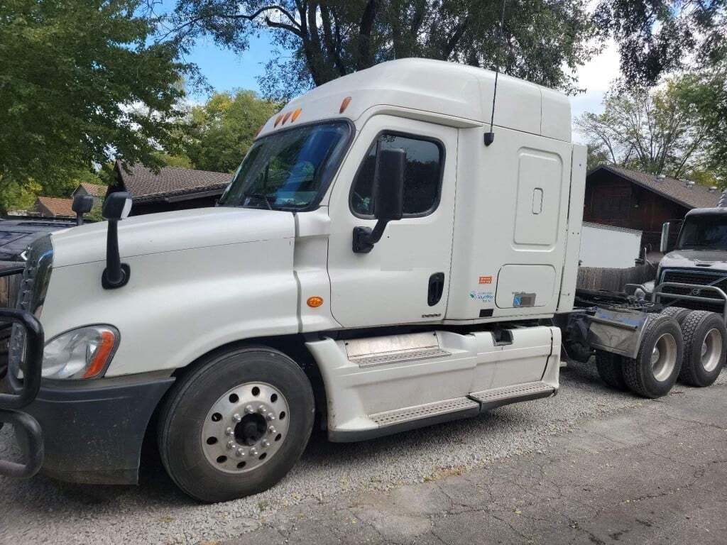 2010 FREIGHTLINER Cascadia DD15 in Springfield, MO