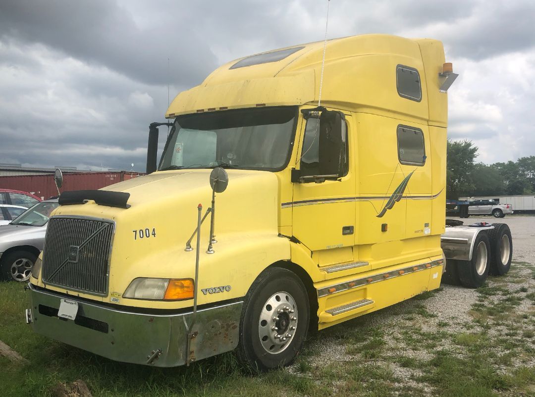 1999 VOLVO VNL64T770 in Louisville, KY