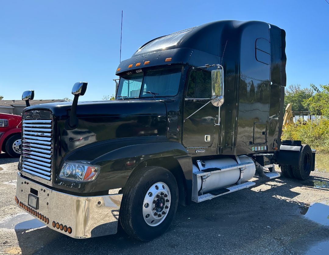 2001 FREIGHTLINER FLD 120 in New Albany, IN