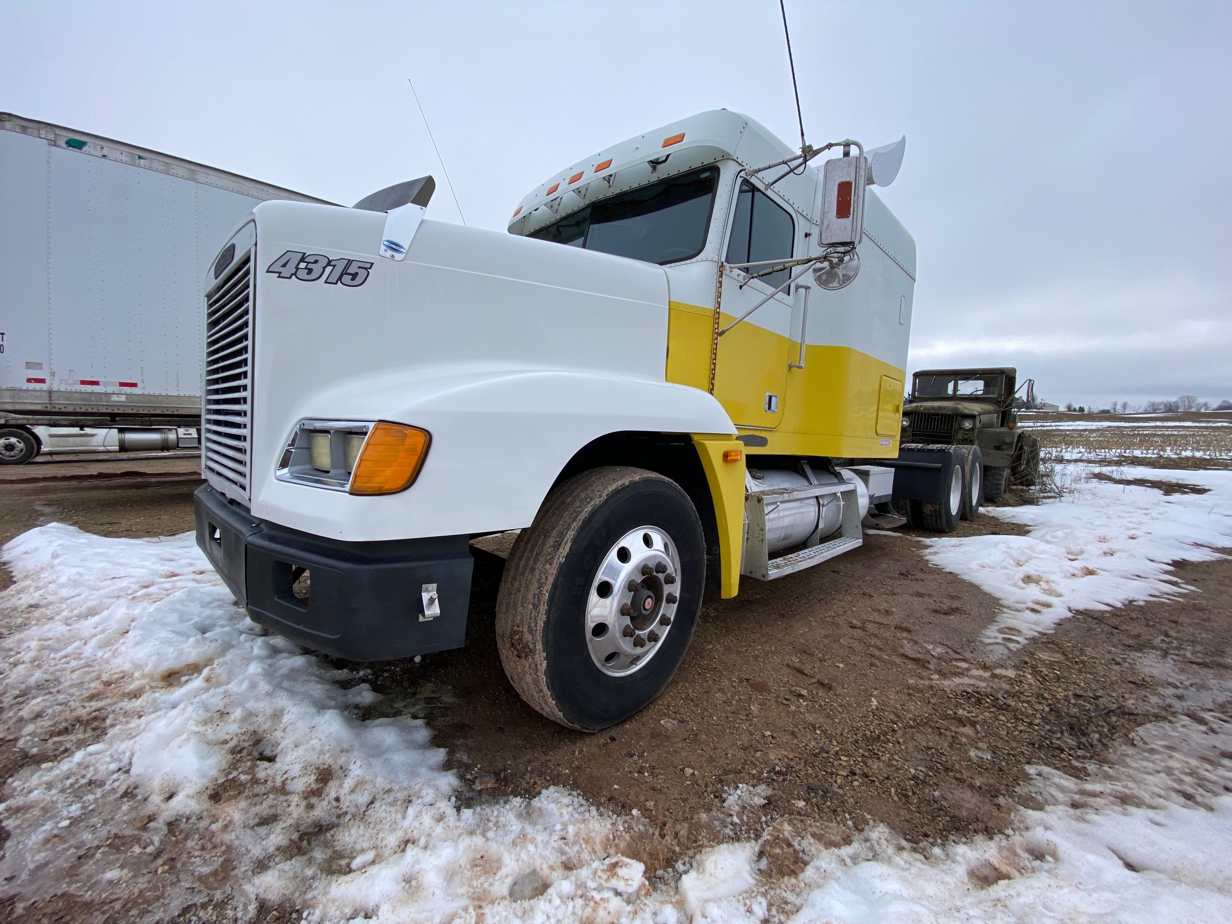 1996 FREIGHTLINER FLD120 in Winneconne, WI