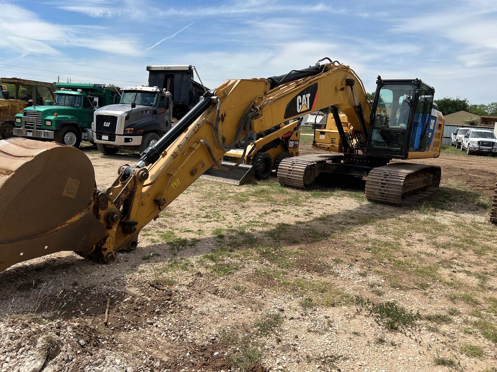 2015 Caterpillar 323FL in Austin, TX