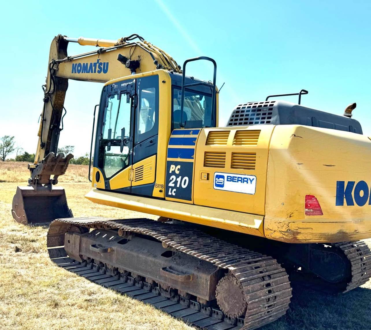 2016 Komatsu PC210LC-10 in Wayne, MI