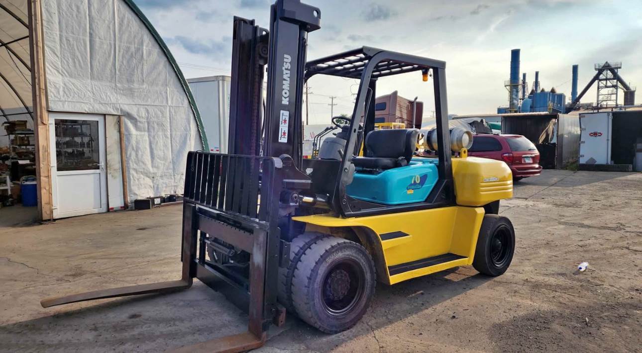 2000 Komatsu FH70 in Wayne, MI