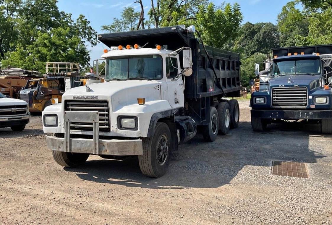 1999 Mack RD690S in Wayne, MI