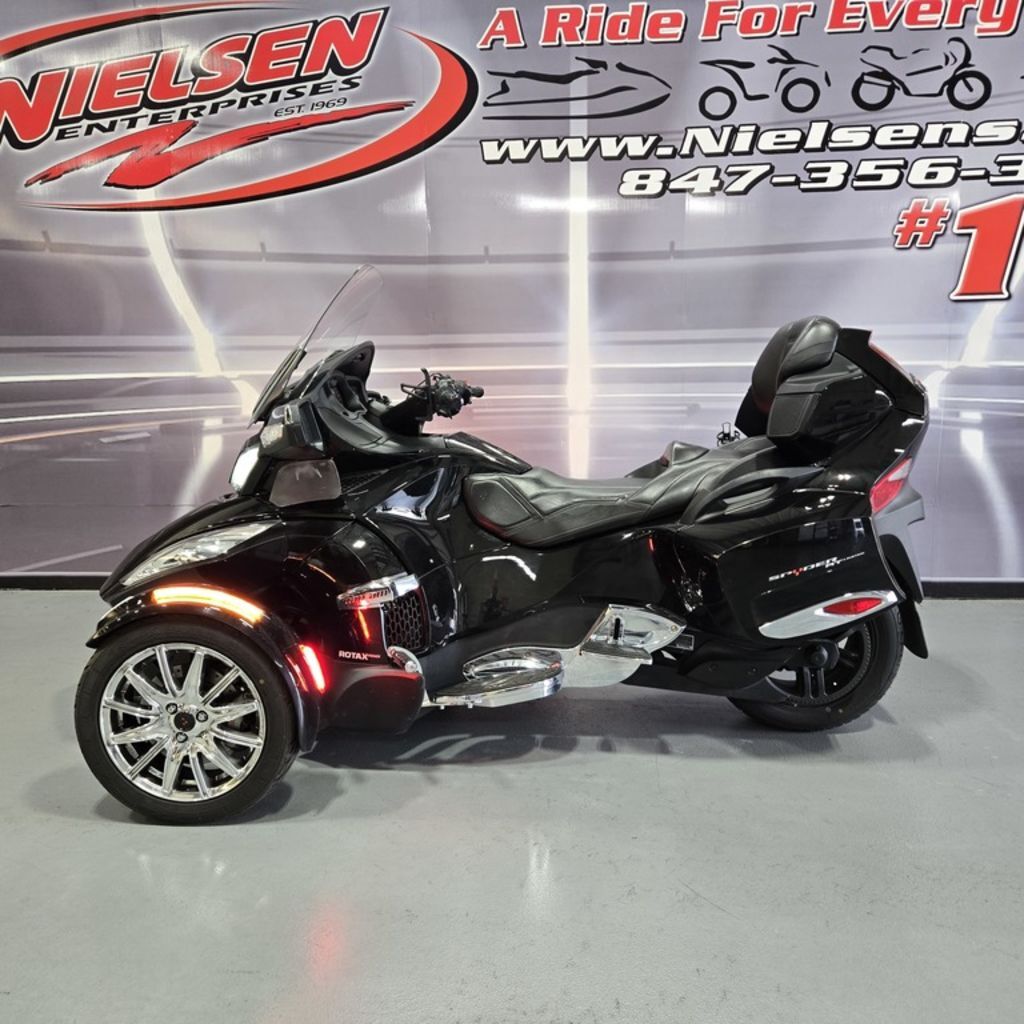 2016 Can-Am Spyder® RT Limited 6-Speed Semi-Automatic (SE6) RT LIMITED SE6 in Lake Villa, IL