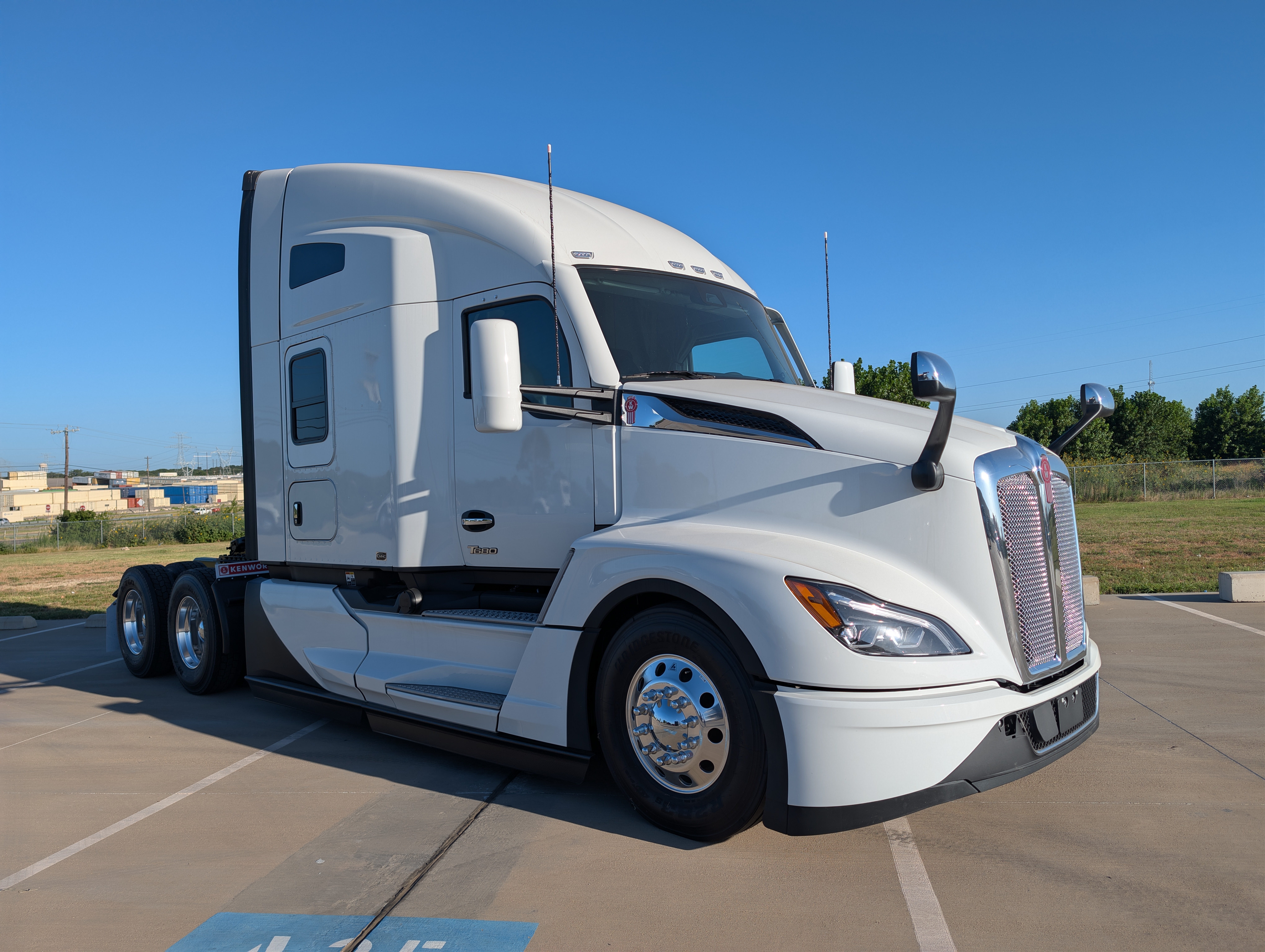 2027 KENWORTH T680 in Alvarado, TX